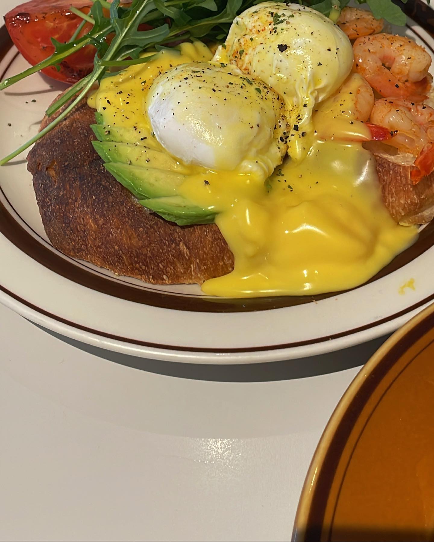 📍oasis , 오아시스 브런치 

🍽️ : 에그 베네딕트 아보카도 2.3
그릴드 바나나&베이컨 프렌치 토스트 2.3

🏠후기 : 
-따뜻하고 무드한 감성의 인테리어 채광이 좋았던 브런치 카페였어요. 

-에그 베네딕트는 꼭 드셔보시는걸 추천드립니다. 수란 톡 터트려서 빵위에 적셔서 아보카도 올려먹으면 맛있어요😀

-토스트는 달달한걸 좋아하시는 분들에게 추천드립니다. 
베이컨의 짭조름한 맛이랑 토스트의 조화가 잘 어울렸어요. 

#오아시스청담 #오아시스 #오아시스한남 #먹방스타그램 #먹방투어 #서울브런치 #브런치카페 #카페추천 #서울카페 #맞팔 #선팔 #소통해요 #푸드스타그램