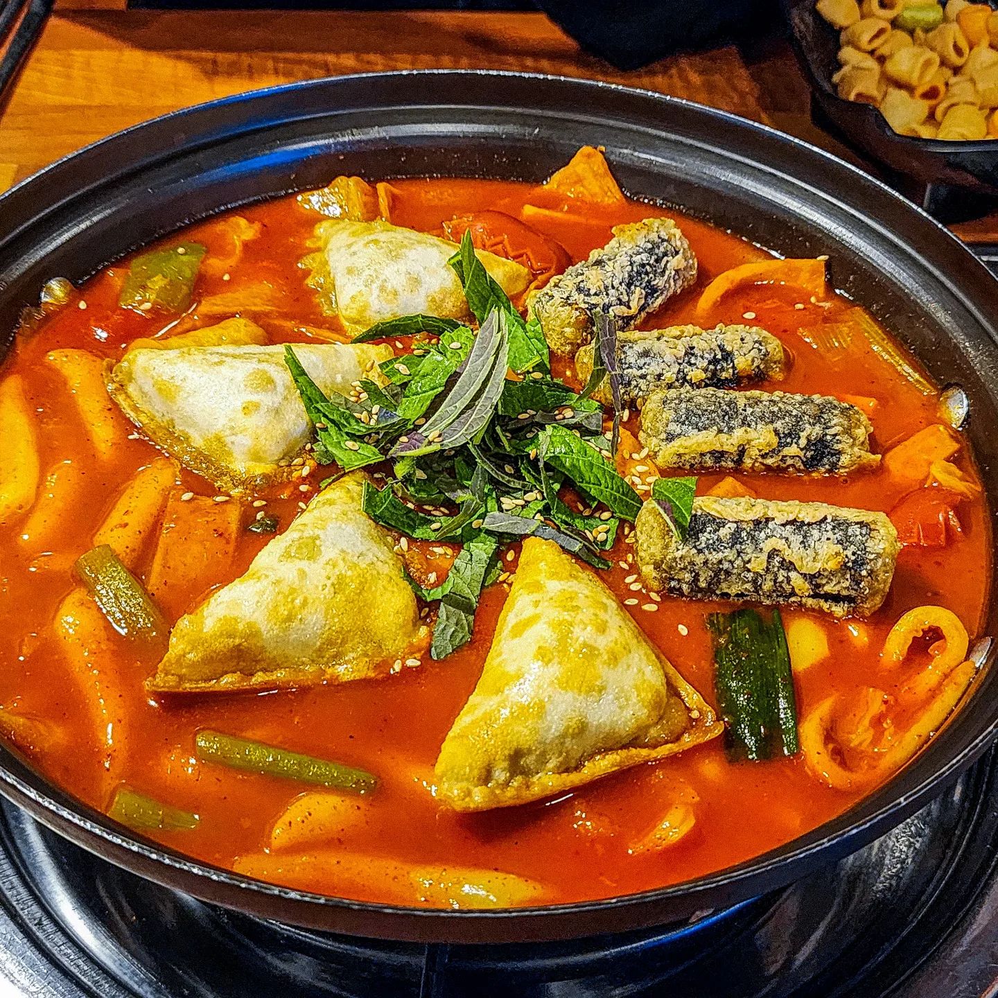 ❗️한 줄 요약❗️
편안하게 술 한 잔 걸치며, 맛있는 다양한 메뉴를 먹을 수 있는 곳❤️

안녕하세요~! 오늘은 삼성서울병원 근처에 갈 일이 있어 다녀오며, 가볍게 한 잔 할곳을 찾다가 들린 곳입니다!! 이 떡볶이 사진에 반해 들어왔어요!! 떡볶이 뿐만 아니라 다양한 메뉴가 있지만 요 매뉴가 땡겨서 들어갔는데!! 이거 어쩌다보니 떡볶이 맛집을 찾아버렸지뭐에요!!❤️ 맛난 안주와 한 잔 걸치기 딱 좋은 그곳!! 모두모두 모여라👍

⬇️또다른 인근 주위 맛집을 보고싶다면!?⬇️클릭❗️
📂#쏭s_서울맛집

MENU
사진 속 메뉴
📌 국물떡볶이(2인분) - 15,000원
📌 세로 소주 - 5,000원
📌 숙히해수 - 10,000원

✔️ 술술풀리는포차
✔️ 서울 강남구 일원로9길 48 1층
✔️ 매일: 18:00 - 03:00
✔️ 단체석, 주차, 포장, 배달, 예약, 무선인터넷, 반려동물 동반😻