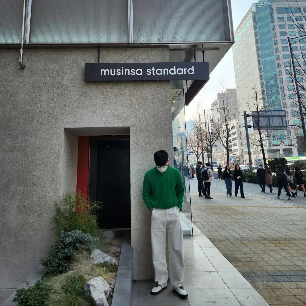 홍대에서 봄 코디 >.<
요즘 날이 따듯해져서 니트만 입어도 막 춥지않네요!  트렌디한 색감에 커브드 와이드 데님이랑 매치했는데 너무 이쁘네요!

#패션계정 #패션계정맞팔 #니트 #봄코디 #데님 #오오티디 #ootd #홍대 #무신사 #무신사테라스 #06 #맞팔 #좋반