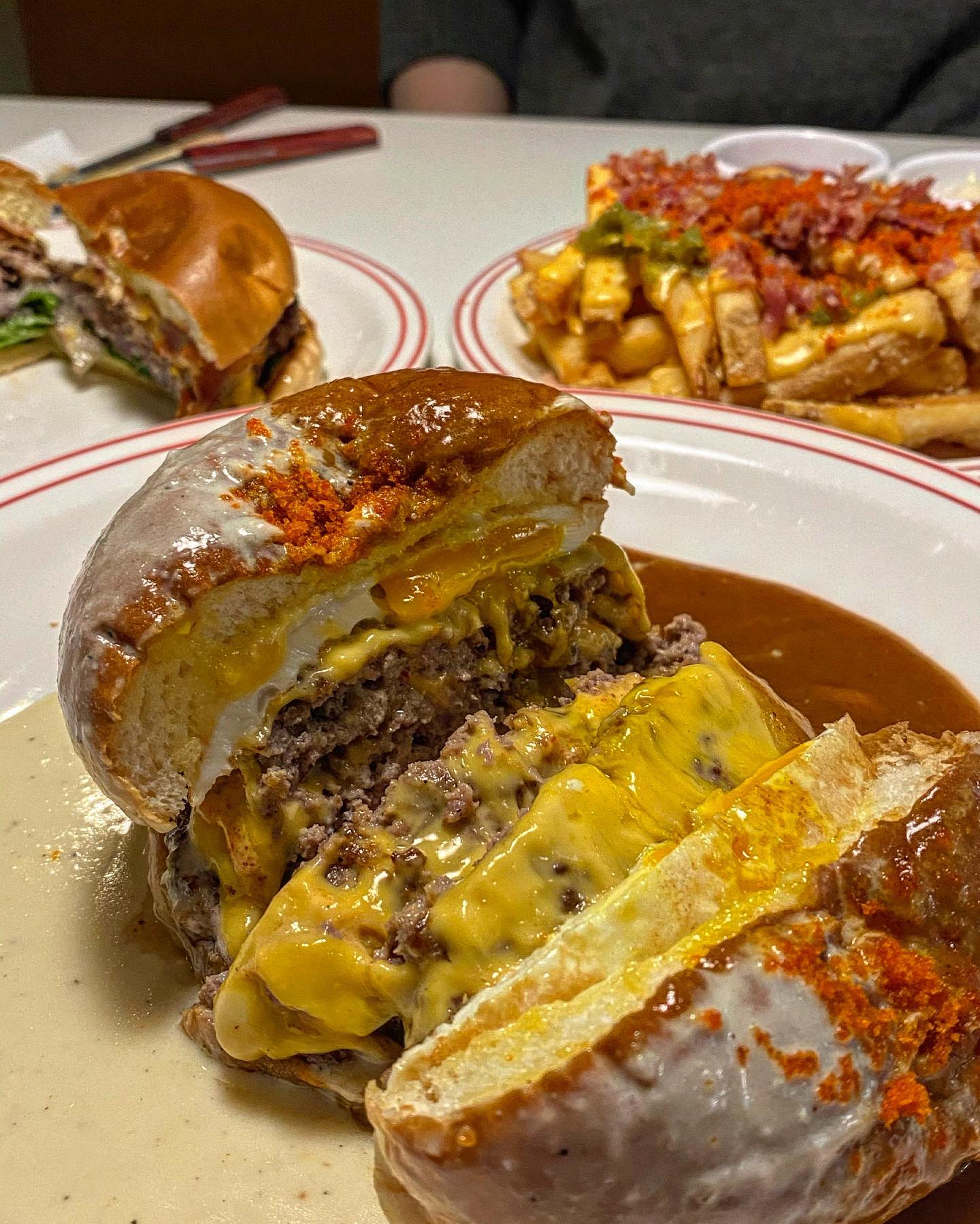 #협찬 #연남맛집 #버바나
⠀
✔️ 시그니처버거 , 베이컨치즈버거
✔️ 콰트로치즈프라이즈
✔️ 라거생맥주
⠀
요즘 핫하디 핫한 연남 햄맥 맛집 다녀왔댜요
무려 3년 연속 블루리본에 빛나는 핫플,,,💙💙💙
연남동에 위치한 버바나랍니댜 🍔( ◠‿◠ )🍔
⠀
풍부한 재료에 부드러운 그레이비&베사멜치즈소스를
동시에 느낄 수 있는 시그니처버거는 선택 아닌 필수 !
심지어 패티가 2장이라 육즙까지 굿이에요 굿굿굿👏🏼
무난하지만 맛은 필승 보장인 베이컨치즈버거는 말해뭐해ㅠ
⠀
여기에 감자튀김 빠지면 또 섭하쥬?
야무지게 콰트로치즈프라이즈로 주문 🍟🧀🍟🧀
와,, 이것도 미쳤.. 치즈+감튀조합은 믿먹이고
베이컨, 할라피뇨가 더해져서 타코 같은 느낌이에유
기냥 맥주가 술술〰️〰️ 들어가버립니다
⠀
가게도 이뻐서 모임이나 데이트하기도 넘모 좋아효
연남동에서 수제버거 찾는다면— 버바나 강추 🍔♥️
⠀
🐷 연남 버바나 🐷
⠀
#러비더비로드 #해니_연남 #해니_홍대 #연남동맛집 #홍대맛집 #홍대역맛집 #마포구맛집 #마포구수제버거 #수제버거맛집 #서울수제버거맛집 #밀크쉐이크 #서울데이트 #연남동데이트 #데이트맛집 #분위기맛집 #버바나수제버거 #버바나 #블루리본맛집 #연남동수제버거 #연트럴파크데이트