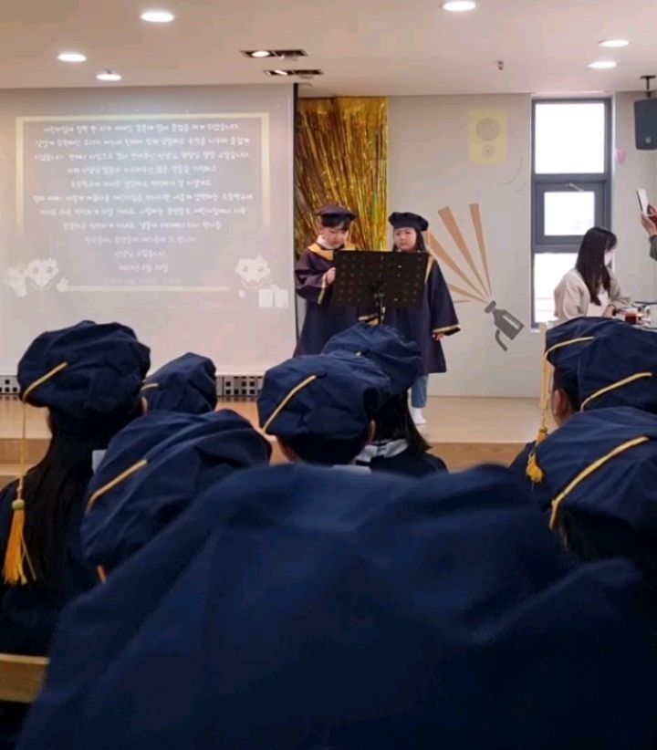 #답사 
연습 안해도 괜찮은건가
왜 이렇게 여유롭지 
나만 걱정한듯
근거있는 자신감이었네
.
.
#친구들아고마워
#선생님감사합니다
#졸업식답사
#어린이집졸업식
#졸업발표회
#어린이집안녕👋