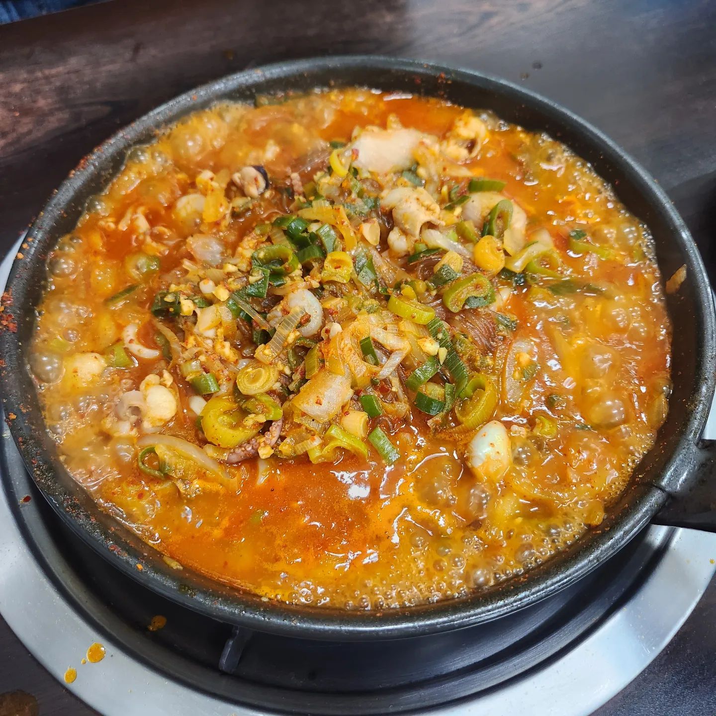 진짜 오랜만에 조방 #원조할매낙지 에서 점심 !! 😆💕
여긴 무조건 낙곱새에 우동사리 추가해서 먹어줘야해요..💘
⠀
우동사리 다 익으면 당면이랑 같이 호로록 먹고 🥢
대접에 낙곱새 가득 올려서 부추랑 같이 비벼먹음 꿀맛🫠
⠀
2인분인데 결코 양 작지 않아요 !! 오히려 남았음😍
한그릇 뚝딱하면 진짜 핵든든한 한끼🫶
⠀
오랜만에 먹으니까 더 맛있었다는💛
담엔 간김에 매떡도 꼭 들려봐야겠어요🙈🔥
⠀
너무 맛있게 잘 먹었습니다♥️
⠀
⠀
⠀
#뿌귤_맛집 #낙곱새 #내돈내산