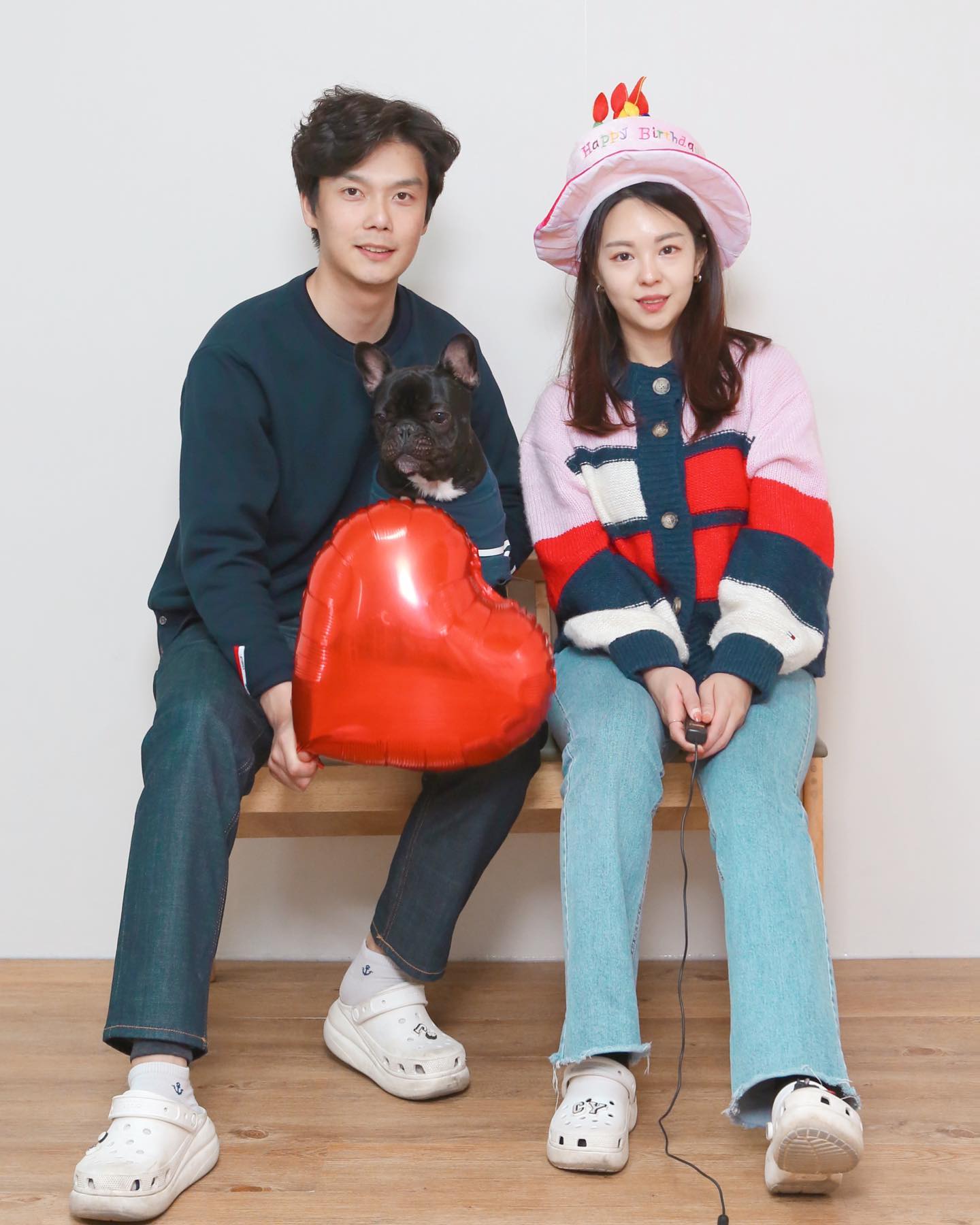 웅이 한짤 기념 #가족사진📸
사랑하는 우리 가족 🫶❤️‍🔥
(웅이🐶 잘 보면 있음 🤔🧐)
.
.
낯선 공간에 카메라 소리까지 웅이가 무서워했다 스트레스 많이 받았겠지 ㅠㅠ 잔뜩 웅크린 웅이,, 미안해😭
.
.
.
.

#보호색 #나의흑백관 #행궁동  #프렌치불독 #반려견 #애견사진촬영 #프블 #멍스타그램 #럽스타그램