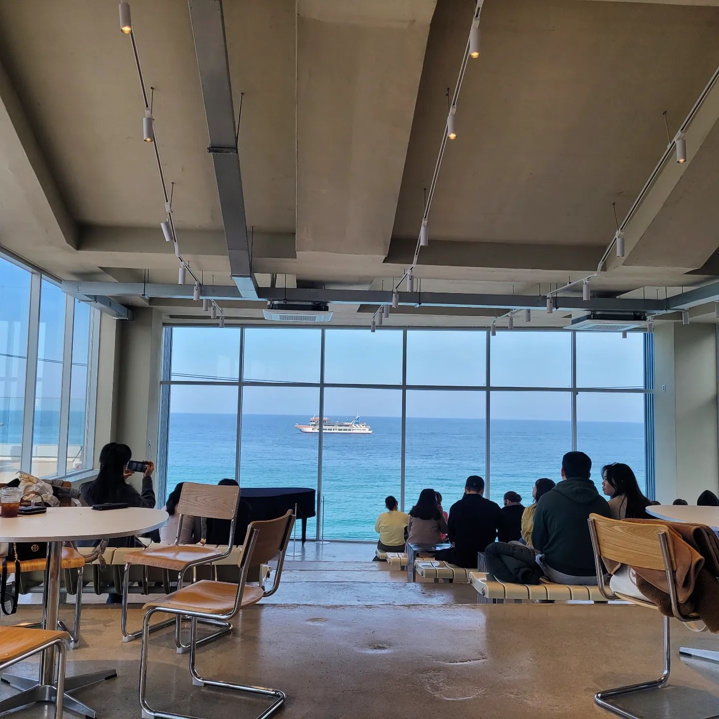 그림같은 바다뷰 💕
🏖
예전에 강릉 놀러와서 먹었던 기억이 있는데 쫀득쫀득 여전히 맛있는 순두부젤라또 🍧
언니 추천 주문진 쪽에 있는 3호점은 탁 트인 바다를 파노라마로 감상 할 수 있어서 더 시원하고 좋은 듯 !
바다 실컷보고, 힐링 잘하고 갑니당 🙆💗

#강릉맛집 #순두부젤라또 #강릉여행 #강릉디저트 #순두부아이스크림 #순두부젤라또3호점 #주문진여행 #주문진맛집 #주문진 #강릉 #여행 #여행스타그램 #맛집 #맛스타그램 #강원도여행 #바다