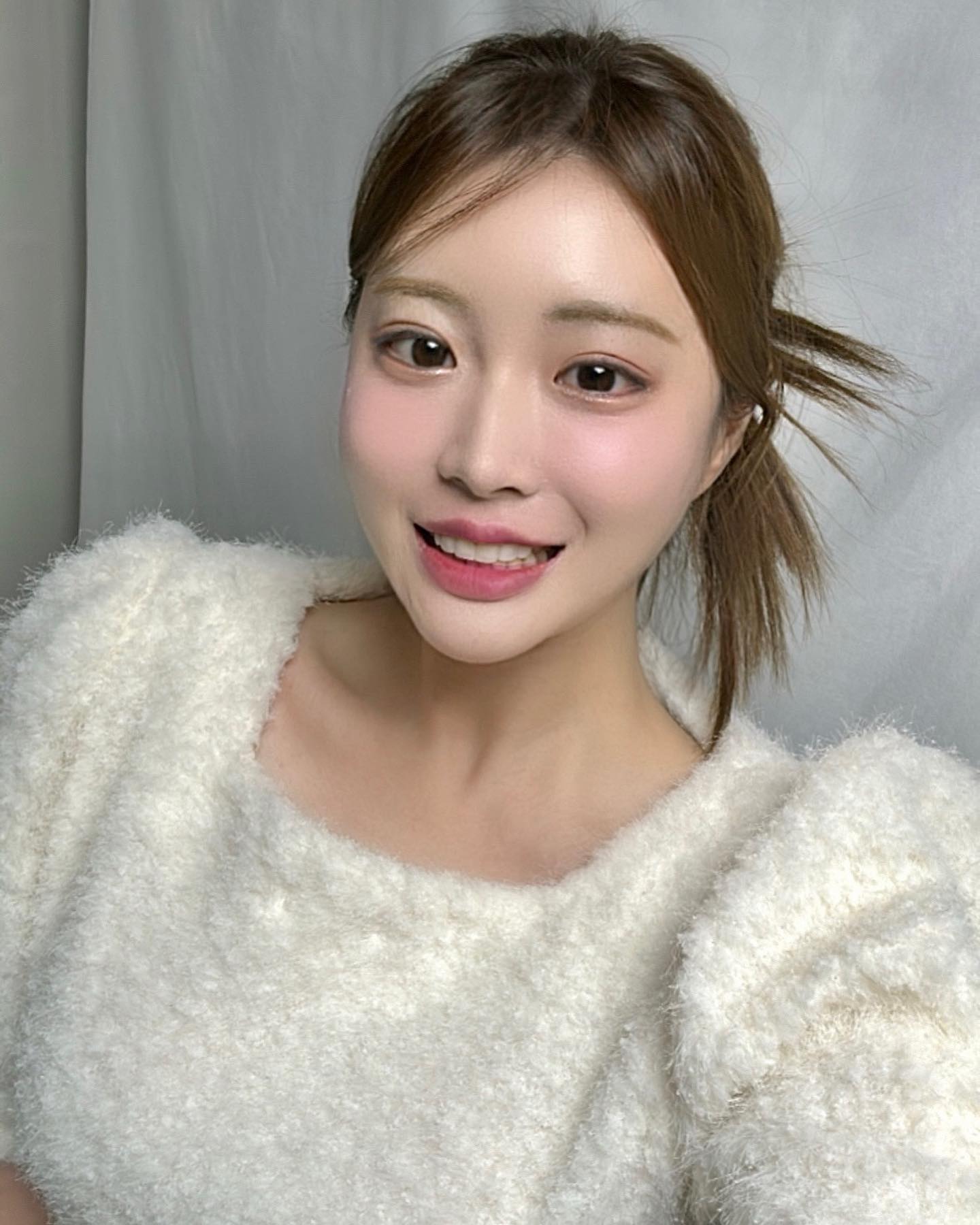 🚨주목🚨 핫템 하나 소개시켜드릴게요 ~~🙋🏻‍♀️

평소 치아미백에 관심이 많아 라미네이트를 알아보다가 탈부착라미네이트 달라지니를 알게됐어요 !! (뿌듯)👄

라미네이트는 치아삭제나 표면정돈등의 시술과정이 들어가고 부착되면 다시 원래치아로 돌아갈수없는 단점이 있는 반면
벨리버튼x달라지니는 내 치아의 손상없이 본만뜨면 끝 !😁

자유롭게 탈부착이 가능해서 예비신랑신부 웨딩촬영할 때나 결혼식 때 또는 왜소치아, 누렁니, 벌어진 치아, 들쑥날쑥한 치아를 가지신분들 착용하면 좋을 것 같아요 ~ 적극추천합니다 👍🏻👍🏻

#달라지니 #벨리버튼 #bellybutton #치아미백 #웨딩촬영 #웨딩템 #결혼식 #치아악세사리 #예쁜치아 #가지런한치아