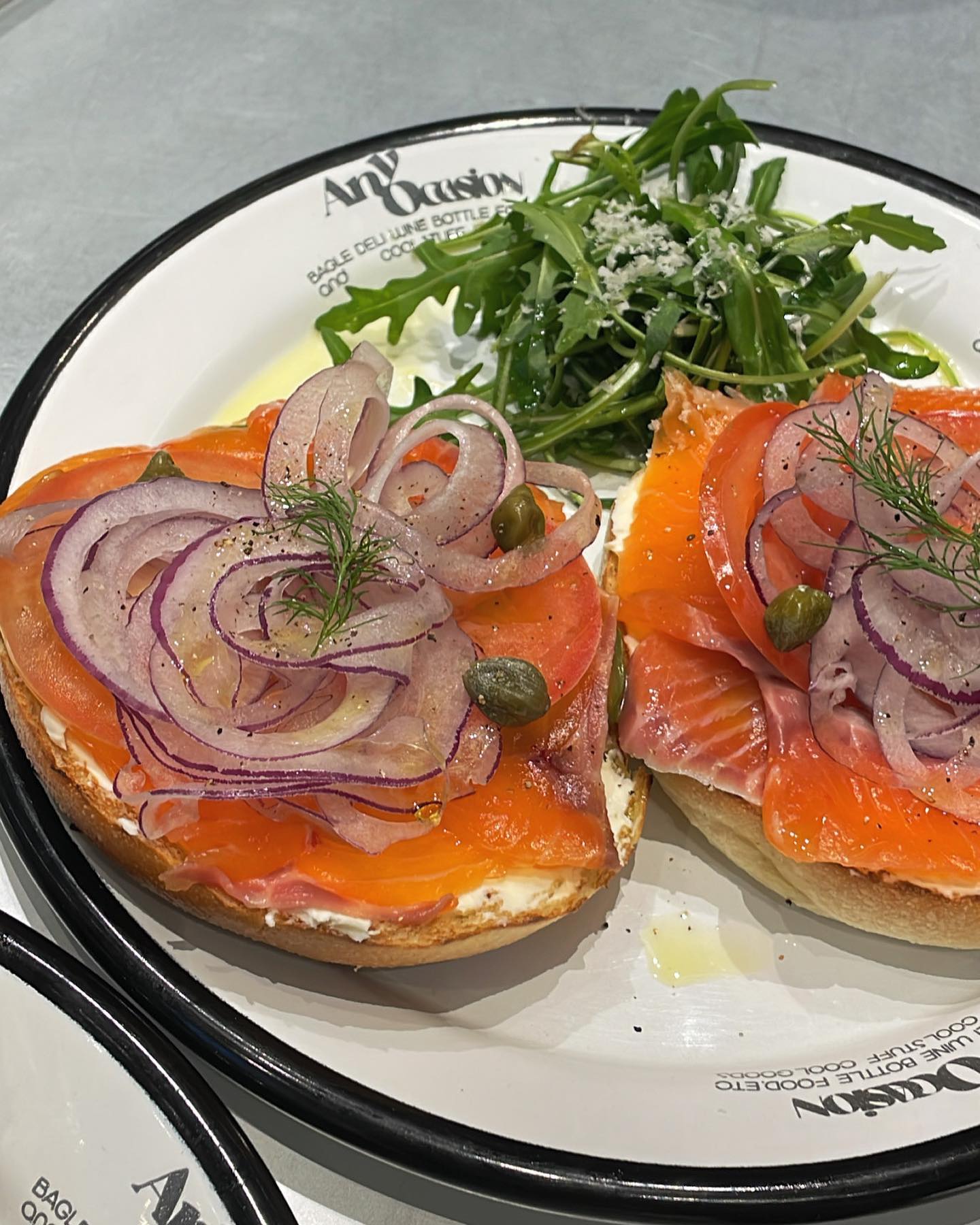 📍 anyoccasion , 애니오케이션 

🍽️ : salmon sandwich 14.3
Mushroom&egg sandwich 12.8

🏠후기: 

-베이글을 좋아하는 분들에게 추천 

-베이글 위에 연어와 크림치즈, 양파, 오이 등을 얹어줘서 짭조름하면서 담백했어요 😌

-버섯이랑 베이글의 조합은 처음 먹어봤는데 꽤 잘어울렸고
담백했습니다 .
양이 생각보다 많아서 친구랑 반씩 나눠 먹는걸 추천드려요 :) ❤️