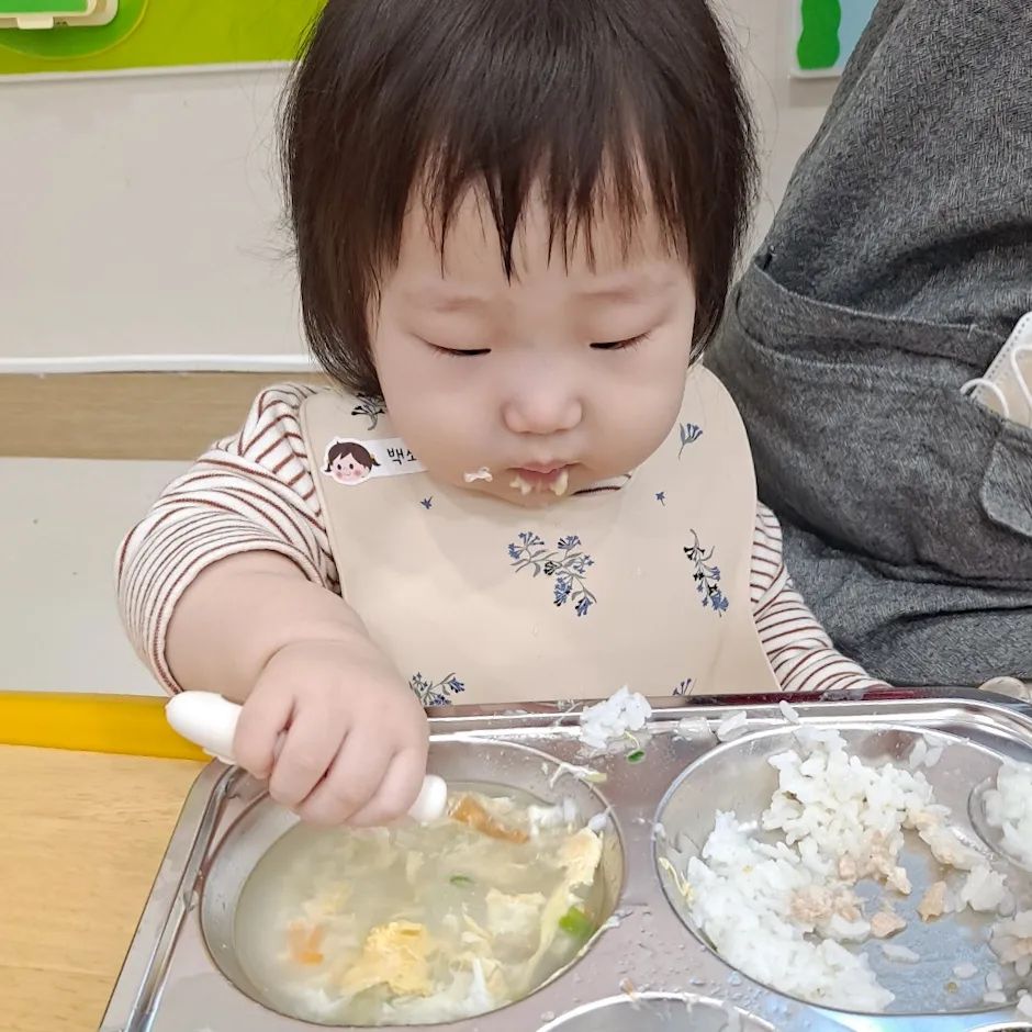 🧸

아침부터 뽀로로 사수
결국 어린이집에 들고갔어요..
선생님께 부탁을 드렸죠🥲

오늘도 장꾸미 뿜뿜인 또유
친구들하고 볼풀공 가지고 잘 놀고
밥도 야무지게 다먹었다는 얘기듣고
기분이 좋네요^^

#어린이집일기