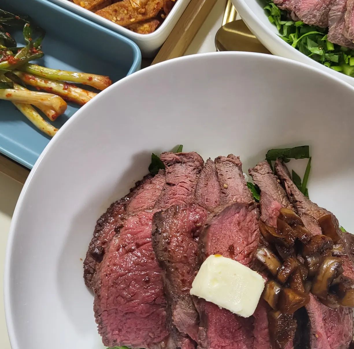 🥩
마트에 미나리가 보이는 걸 보니
봄이 오나 보다🥹
미나리 삼겹살도 좋지만
소고기 구워 밥에 듬뿍 올려
미나리 스테이크 덮밥도 드셔보세요ㅠㅠㅠ
소고기랑도 잘 어울리는디..
월요일부터 야근이라 울적했는데 치료됨ㅋ