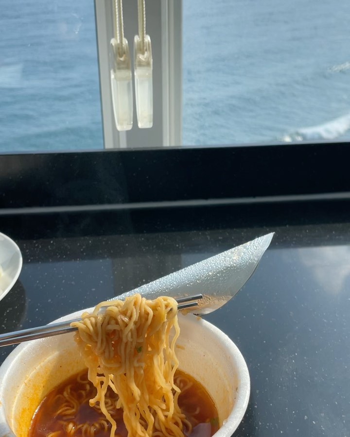 오션뷰에 라면 한사바리 해보았다,,,미쳤,,,도랐,,,🌊🍜🫢