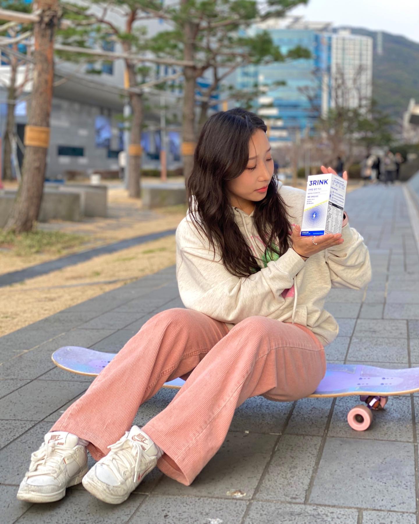 #제품제공 drink3rink 

운동할때는 물을 많이 마시는 편인데 
트링크는 전해질이 주 성분으로, 물에 한 포를 타서 마시면 몸에 수분을 빠르게 채워준다고해요👍🏻

✅임상실험 결과, 국제 학술지 SCI 등재 완료

포항 스틸러스, 수원 삼성 블루윙즈 구단 등 
프로 운동 선수들도 탈수 증상 완화를 위해 믿고 마시는 수분 충전 믹스 라고 하니 더 믿음직!

그리고 운동 전후 뿐만 아니라 숙취 해소, 컨디션 저하, 물 섭취량 부족 등  평상시에도 누구나 먹을수 있다고 해요

✔️전해질로 물보다 빠른 수분 충전
✔️무색소·무설탕·무카페인
✔️미국산 마그네슘·유럽 알프스산 소금·유기농 포도당 등 프리미엄 원료 사용

상큼한 레몬 라임 맛이라서 맛있게 먹을수있고
찬물에도 잘 풀어져서 더 좋았슴댜(੭•̀ᴗ•̀)੭

#3rink #트링크 #스포츠음료 #이온음료 #수분회복 #이너뷰티