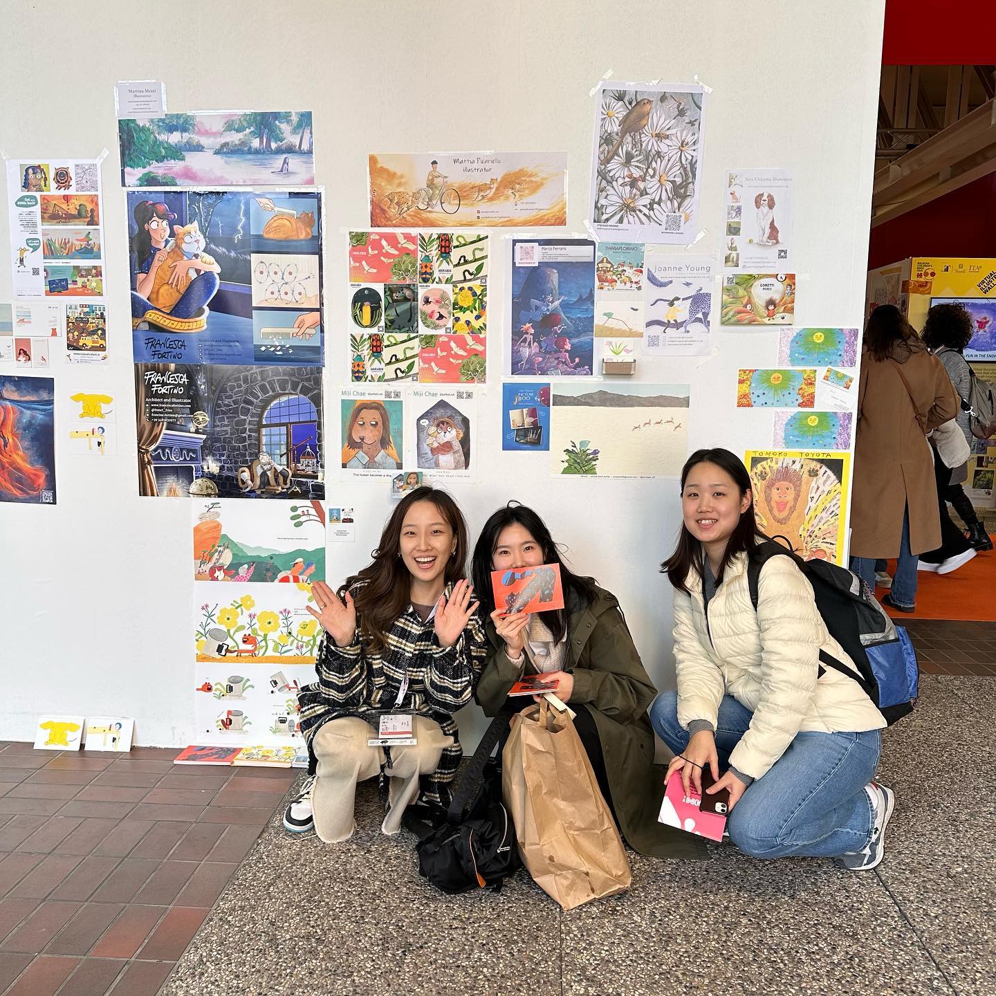 in Bologna🇮🇹
우리는 단지 일러스트월에 갔을 뿐인데 몹시 흥분했어요. 뭐 여기까지 온게 반이니까! 
#wearehaopytogether 😁😘