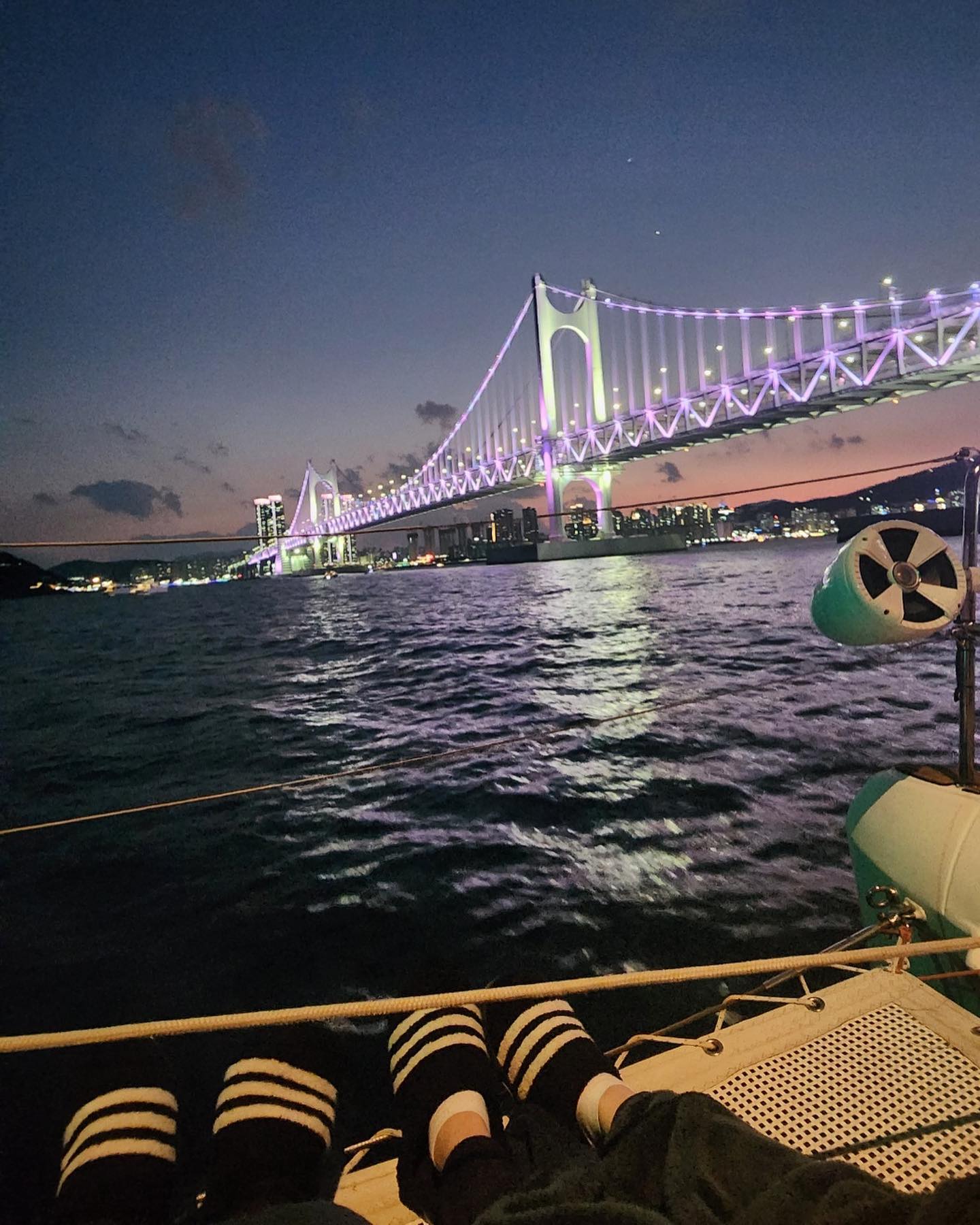.
.
부산 여행가면 다들 부산요트투어 꼭 타보세용! yacht_mir 
시간대 문의해서 예약했더니, 해지는 모습도 보고
부산 방문 날짜가 좋아서 드론쇼까지 덤으로 구경!
눈치싸움에서 이겨서 맨 앞자리에 앉은 것도 짱 좋았음💜

📍부산광역시 해운대구 해운대해변로 84
📍시간은 요트미르 홈페이지 참고

자세한 후기는 프로필 링크에서 블로그로 가거나,
네이버 검색창에 '펭기니스토리'를 검색해주세요~🧡
.
.