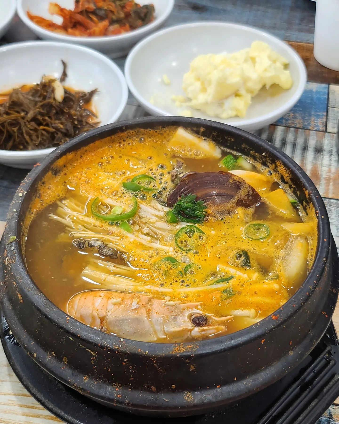 #순옥이네명가
💘제주공항 맛집
.
.
👉 전복뚝배기 ★★★★☆
👉 전복물회 ★☆☆☆☆
.
🤟어디까지나 주관적인 평점
★★★★★ 집에서도 생각나는 맛
★★★★☆ 재방문 의사 있음
★★★☆☆ 근처에 있으면 가볼만한 맛
★★☆☆☆ 재방문 의사 없음
★☆☆☆☆ 다시는 언급하고 싶지 않은 맛
.
.
#제주맛집 #제주공항맛집 #제주여행 #제주가족여행 #전복뚝배기 #제주해물뚝배기 #순옥이네명가전복뚝배기 #가족여행맛집 #먹스타그램 #맛스타그램 #맛집투어 #푸드파이터안나수아