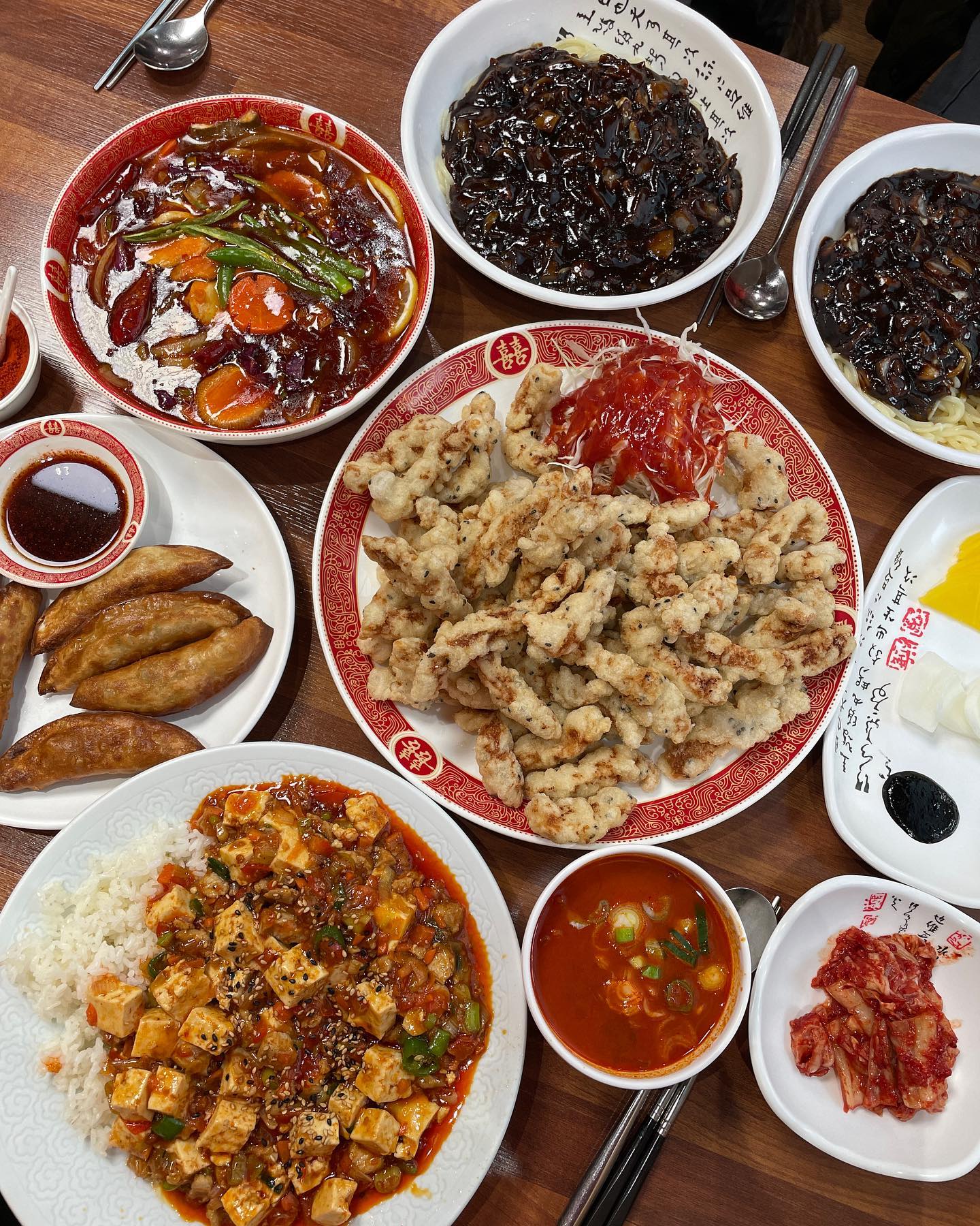 .
.
광주 신창동 중국음식 맛집
#천자문신창점 great_cjm 

⭐️ 사천탕수육 29,000원
⭐️ 마파덮밥 11,000원
⭐️ 짜장면 각 6,000원(2그릇 주문)

📍광주 광산구 신창로36번길 18
📍10:30 - 20:30 / 브레이크타임X / 매주 월요일 휴무
📍전용주차장 X, 알아서 길가주차하기

자세한 후기는 프로필 링크에서 블로그로 가거나,
네이버 검색창에 '펭기니스토리'를 검색해주세요~🧡
.
.