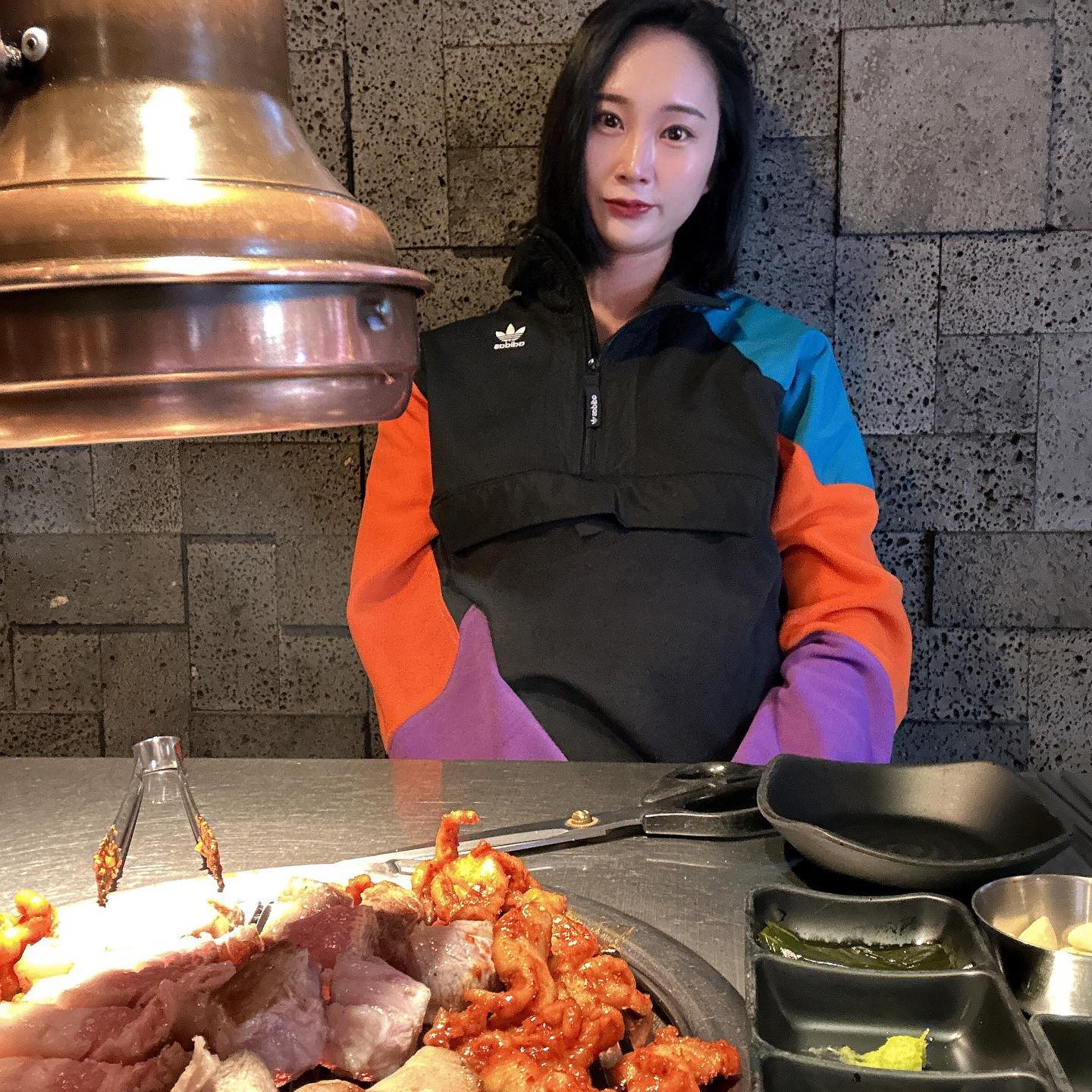 둘이서 가브리살, 오겹살, 목살, 닭발 뿌시고 와따
(쌈쫄면에 계란찜, 고기숑송볶음밥은 비밀)
연탄불에 구워먹는 두툼한 돼지고기와 신기한 쌈쫄면
거기에 연탄닭발까지🐷🐔
냉동이 아닌 질좋은 생고기를 연탄에 구워먹어 더더 맛있는 여기는 #연탄부락잠실새내점
#잠실새내데이트 #잠실새내역고기집 #잠실새내술집 #잠실새내고기집 #잠실새내삼겹살 #잠실새내역고깃집 #잠실새내고깃집 #잠실새내역맛집추천 #잠실새내맛집 #연탄부락 #협찬 #닭발구이 #잠실고기맛집 #잠실고기
