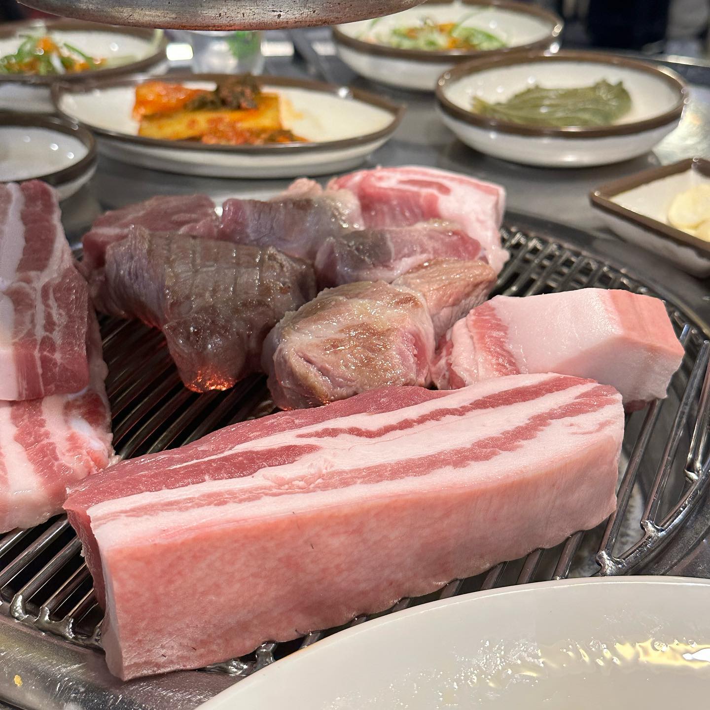 #칠돈가표선점
 
해비치리조트 근처 식당 중에 
여기가 가장 음식맛이 좋은데
그만큼 손님도 항상 붐비는 곳
 
여행 기간 중 두번이나 방문했는데
평일엔 조금 한산한 편이다! 
 
그리고 고기 고수 아저씨가 구워주는게 더 맛나다!!! 
고기는 백도야지 보다는 역시 흑도야지가 와따
고기가 좋으니 김치찌개도 굿
 
흑도야지 근고기 600g 66,000원
김치찌개 8,000원 (공기밥 별도)
 
#도순이의맛집
#도순이의맛집_제주