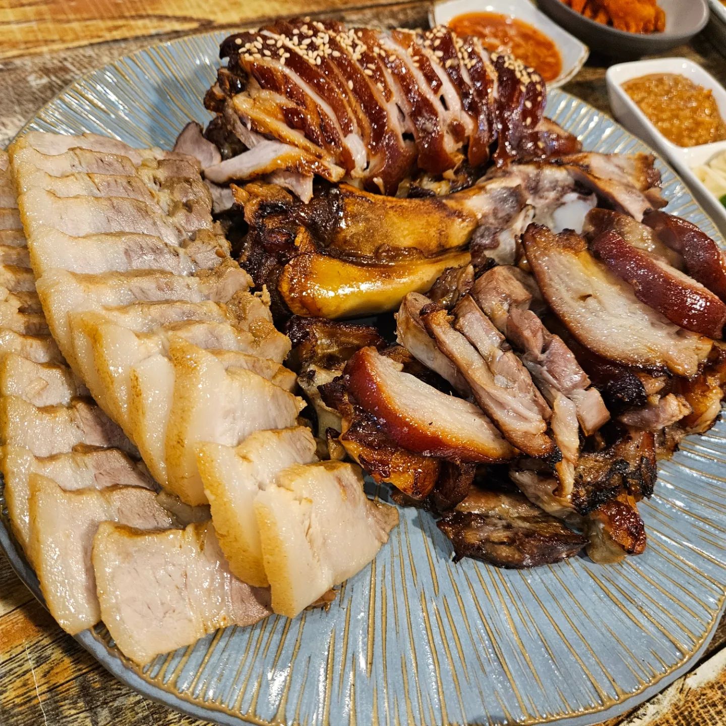 저녁에 가족과 함께 진족발보쌈에 방문했는데 족발이 부드럽고 쫄깃하면서도 진한 양념맛이 일품이었어요!!!! 에피타이저로 레몬젤리! 미역국과 밑반찬과같이 먹으니까 더 맛있더라구요. 앞으로 자주 들러서 족발 파티 할 예정입니다! 🎉

#족발맛집 #맛있다그램 #먹스타그램 #맛집추천 #데이트코스 #소주한잔 #foodie #foodstagram #instafood #존맛 #푸드스타그램 #족발파티 #먹방스타그램 #먹스타그램 #일상 #daily
#댕리단길 #댕리단길맛집 #진족발보쌈 #4세트 #일반#바베큐 #외식 #일반맛집 #족발 #보쌈