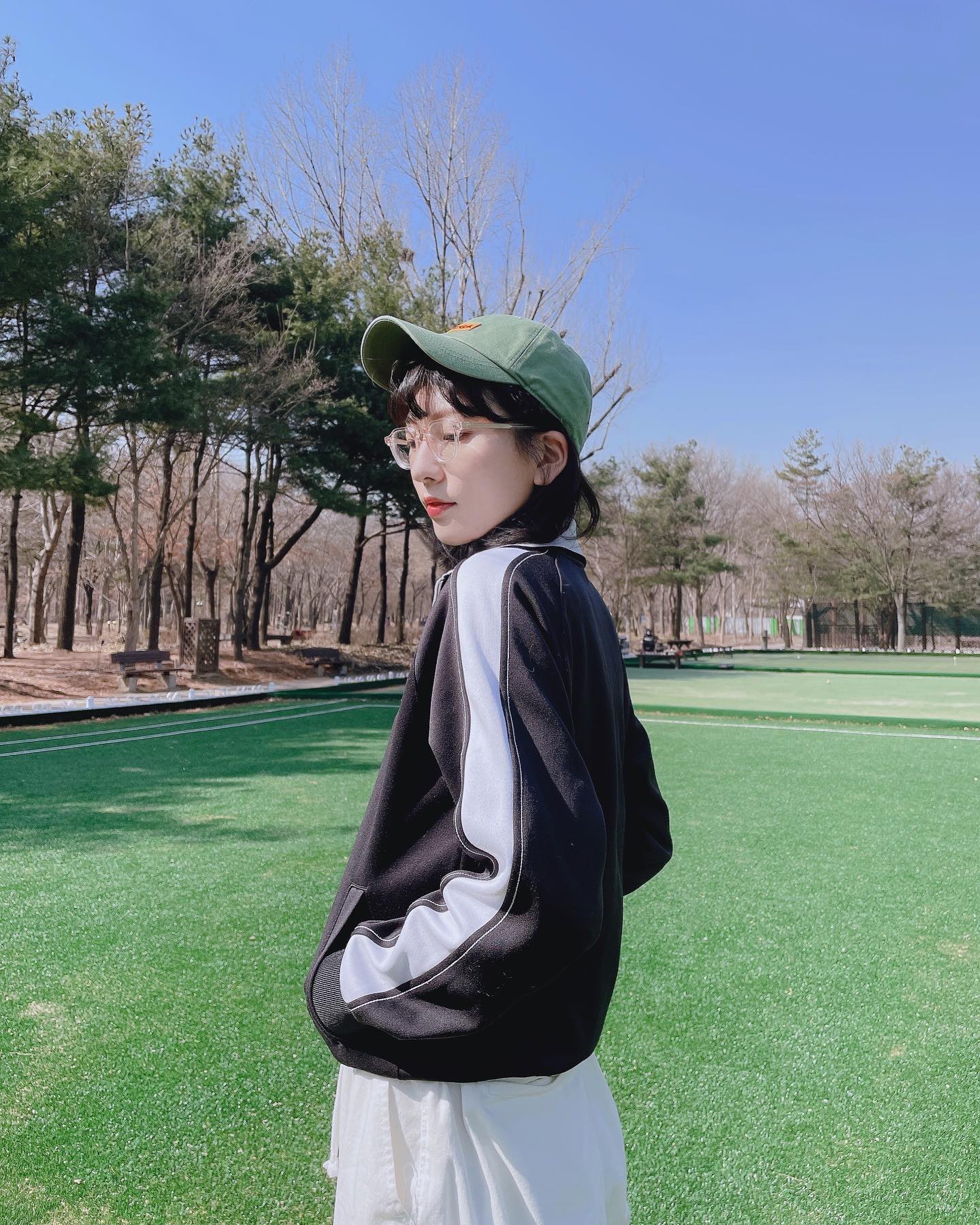 봄봄💛
날이 이렇게 포근해진다구요?ꉂ☻
찌뿌둥한 몸도 풀러 갔다가 몇컷 남기기ᵎᵎᵎ

짧머 + 투명테 스포티한 느낌이네요💚
안경은 파스텔같이 연한 핑크인데 은은한 컬러감이 조하🌸

판토형에 쉐입은 첨 써보는데
useful_atelier 안경 힙하면서 포인트 주기 좋아서 올봄 여름에 예쁘게 착용할 예정..❤︎