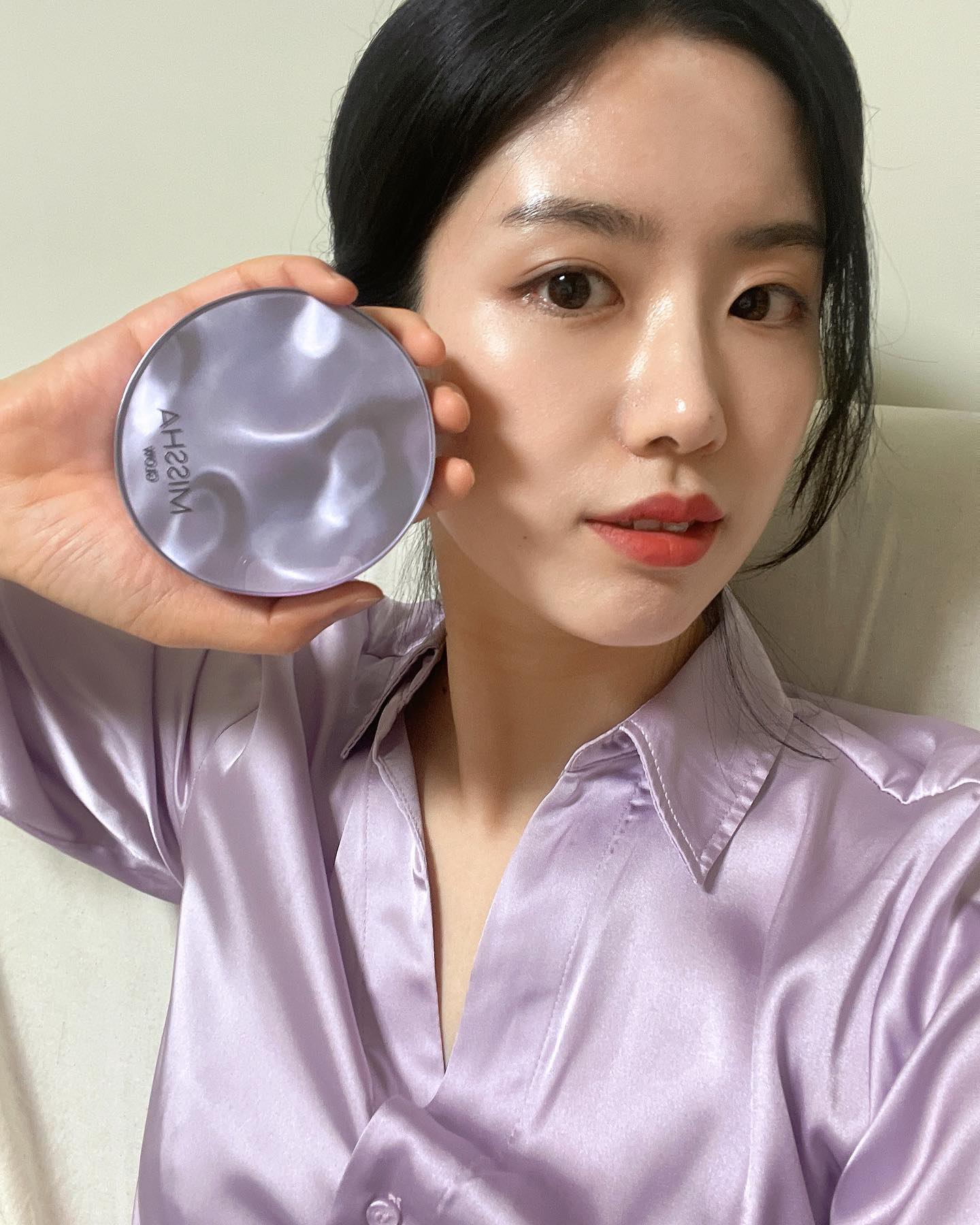 [ #협찬 ] 깐달걀피부 가능 촉촉🆙커버력🆙 보랏빛쿠션, 미샤 글로우레이어링핏쿠션

은은하게 광이 올라오면서 촉촉하게 피부를 덮어주니 
많은 잡티 싹 가려져요 🤭

퇴근하고 지친 상태에서 촬영을 한 건데 
미샤 글로우레이어링핏쿠션으로 다시 화장하니 
엉망인 피부 컨디션이 안 보여서 깜짝 놀랐어요 😆

오른쪽만 한겹 바른 상태에서 
왼쪽을 한겹 바르니 
확연히 Before & After 차이를 알 수 있었어요.
자연스러운 피부 톤 Up 과 함께 촉촉하게 올라오는 글로우가 얼굴을 빛나게 해줍니다. 두드릴수록 올라오는 광채 보시나요..?💓

오른쪽을 한 겹 더 덧발라도 
무거워지거나 텁텁해지는 느낌 전혀 없어요 💕 
근데 사실 어제 하루 사용해보니 첫터치 그대로 수정화장이 따로 필요 없어요 ㅋㅋ 다크닝 걱정 없이 오래오래 화사하고 맑은 피부 표현 유지되더라구요!! 

또 디렉터파이님과 함께 개발해서 

10가지 화학 성분 무첨가, 민감피부도 안심하고 사용할 수 있도록 <민감성 피부 자극 시험>, <피부 일차자극 시험> 검증 완료되었다고 해요! 

피부표현도 나이스, 성분도 나이스 💕

이번 봄 제 데일리 쿠션으로 낙점🫶

1️⃣ 미샤 글로우레이어링핏쿠션으로 메이크업 
2️⃣ 왼쪽 (화장지움), 오른쪽 (미샤 쿠션)
3️⃣ 반쪽 화장 ing (Before & After)
4️⃣ 다른 한쪽 화장 2겹 레이어 ing 
5️⃣ 손등 발색 (2번 눌렀는데 확연히 광남)
6️⃣ 말랑말랑 퍼프
7️⃣ 말랑말랑 퍼프 ing 
8️⃣ 케이스에서부터 번쩍번쩍 광남
9️⃣ with 쿠션 video
🔟 with 쿠션 photo

#광고 #미샤 #MISSHA #글로우레이어링핏쿠션 #보랏빛쿠션 #촉촉픽싱 #착한성분_착한검증 #착착쿠션 #미샤쿠션 #촉촉한쿠션 #쿠션추천 #촉촉한쿠션추천 #커버력좋은쿠션 #커버쿠션 #광채쿠션 #앰플쿠션 #스킨케어링쿠션 #디렉터파이쿠션 #디렉터파이추천 #디렉터파이추천템 #화장품추천 #윤광쿠션 #물광쿠션 #미샤화장품 #봄쿠션 #봄쿠션추천 #봄쿠션커버