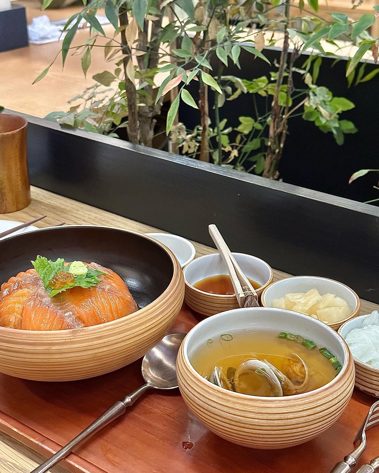 ˗ˋˏ♡ˎˊ˗ #협찬 뚝섬역맛집 하면 요기❕

#진작다이닝성수 #진작다이닝  jinjak_dining 

#단새우쯔케파스타 
어디서도 못 먹어본 신메뉴..!!
단새우랑 파스타 조합,, 은근 괜찮을지도
신라면 건면처럼 가벼운 느낌에
쯔케랑 기름의 고소한 소스가
은근 잘 어울려요 .. ♥ 

#사케동 
도톰한 연어를 어떻게 참나 ! 😤
밥에 간이 잘 되어 있어서
오동통한 연어랑 찰떡이었던 .. ✨

무엇보다 내부 인테리어가 너무 예쁘고
고즈넉한 분위기가 체고 ♥