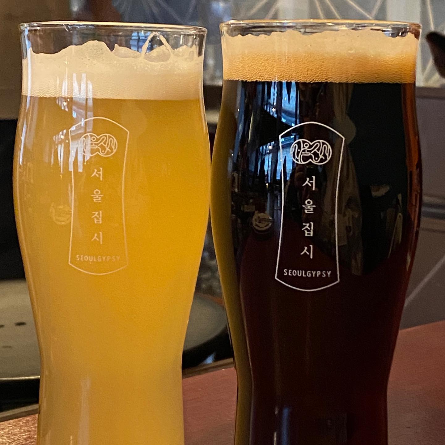 #빵미먹부림 
<#서울집시>_종로

맥주 맛을 잘 몰라서 새로운 맥주를 접해보려고 가본 서울 집시🍺 수제 맥주 종류가 다양하고, 맥주 특유의 역한 향이 덜 해서 맥찔이에게도 맛있었어요. 다른 맥주 도전하러 또 갈 듯!

✔️볼케이노 감자샐러드
부드러운 감자 샐러드에 스리라차+랜치+땅콩소스가 어우러진듯한 소스가 얹어진 메뉴! 배가 많이 부르지 않지만, 술은 충분히 받아주는 적당한 안주였어요. 특히, 소스가 물리지 않고 감자샐러드랑 정말 잘 어울렸고 맥주와 궁합도 좋았습니다🤤
✔️사천식 라구 파스타
마라 + 마제소바 같은 느낌의 퓨전 파스타! 은은한 마라 향과 맛 덕분에 중독성 있는 맛이었고, 강하지 않아서 마라를 잘 못 드시는 분도 맛있게 먹을 수 있을 것 같아요! 마찬가지로 맥주랑 너무 잘 어울렸던,,,
✔️서울몽/당나귀포터
서울몽은 깔끔하고 가벼워서 누구든 부담없이 마실 수 있는 맥주! 포터는 커피향이 나는 듯 깊은 흑맥주 였는데 호불호가 강할 것 같아요. 역시 깔끔했지만 제 취향은 아닌 걸로😅

🍴 서울 종로구 서순라길 107

#서울맛집 #서울집시 #서울집시종로점 #수제맥주 #맥주맛집