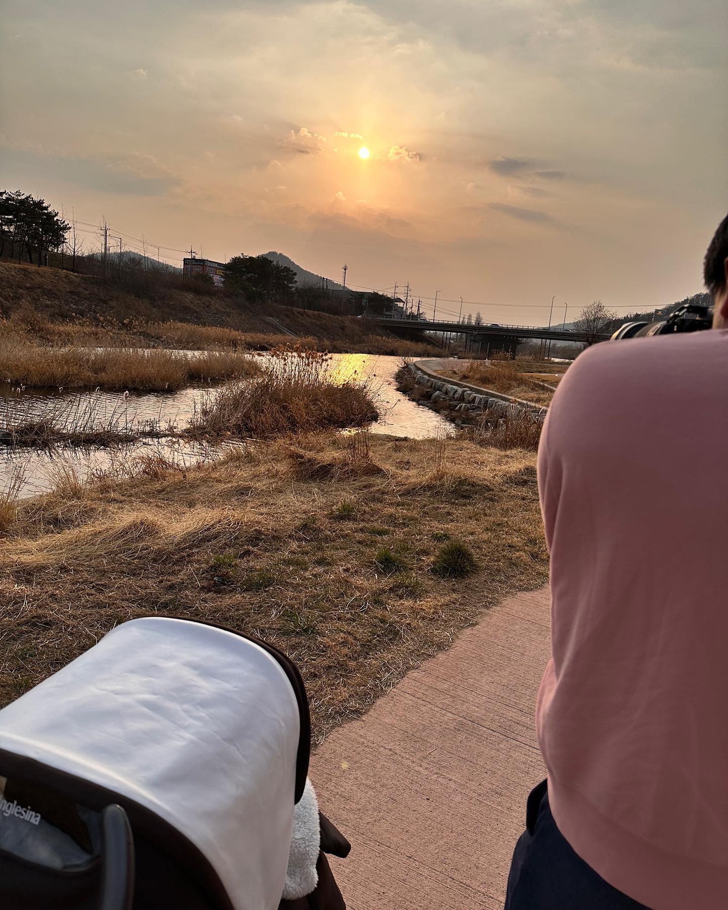 지금도 충분하고 좋은 것 같은데 불안, 두려움, 짜증들이 올라온다. 여러 인연을 거쳐 알게된 김주환 교수님 유튜브 듣고 뇌과학 접하면서 이거다 싶어 계속 반복해서 보는 중이다. 교수님 새로 출간된 책 [내면소통]도 사놓았는데 개시도 못함. 이제 좀 읽어봐야지📖

이것저것 많이 벌리기 좋아하는 나, 올해는 #편안전활 (편도체안정, 전두엽활성) 해서 내 삶의 모든 것들이 편안할 때까지 #명상 ing-❣️

#편안전활 #김주환교수님 #내면소통읽는중 #역시나 #벌려놓은일이많다 #행복육아 #행복일상 #퐈이팅👊 #행복하게살자❤️