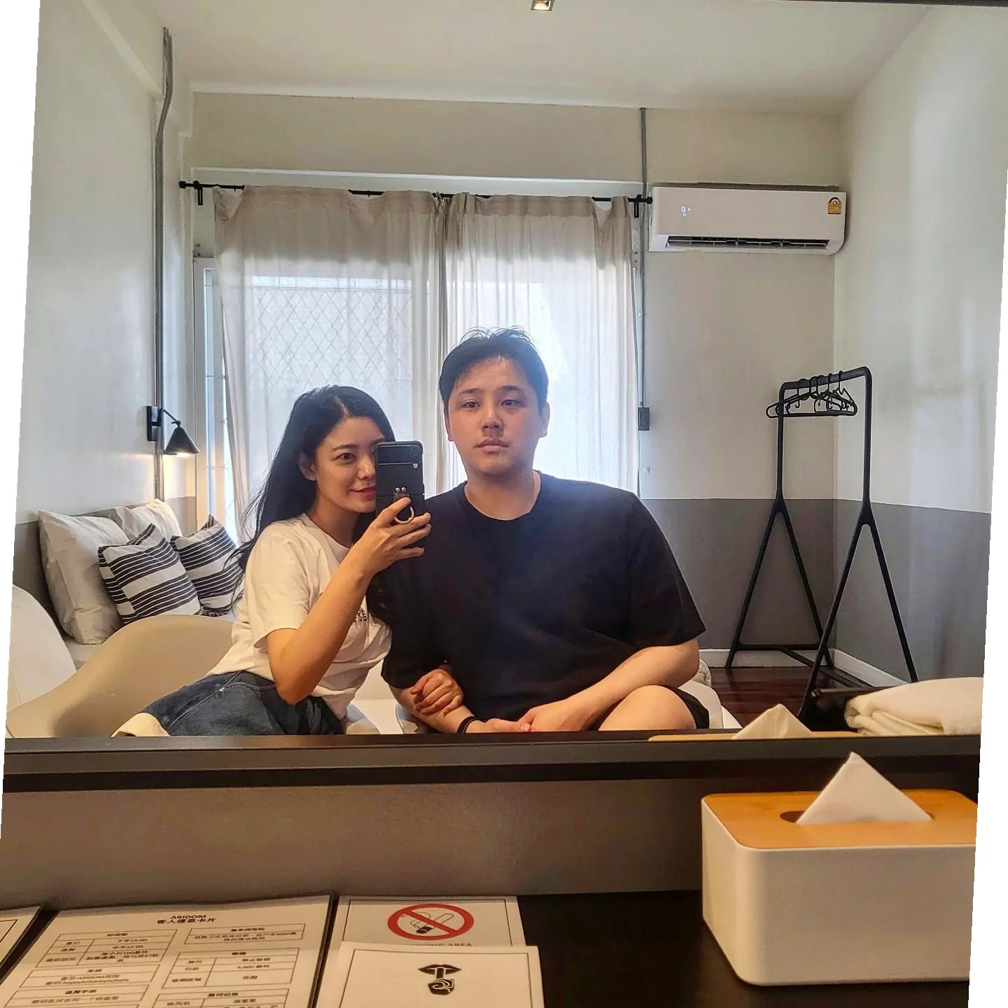 #평화주의자 의 #우당탕탕 #가족여행

일주일동안 여행하는데 첫날만 제외하고 내내 쌩얼로 다녔어요🤭 (머리도 열심히 해놓고 마무리는 계속 똥머리...)

너~~무 더워서 메이크업 해봤자 30분도 안가는거 그냥 과감하게 포기했더니 신세계더라구요!!

내가 내얼굴 보는건 아니니까ㅎㅎㅎ
나만 편하면 된다는 마인드😉

#여행은 #언제나 #살크업
#럽스타그램 #부부셀카 #6년차부부