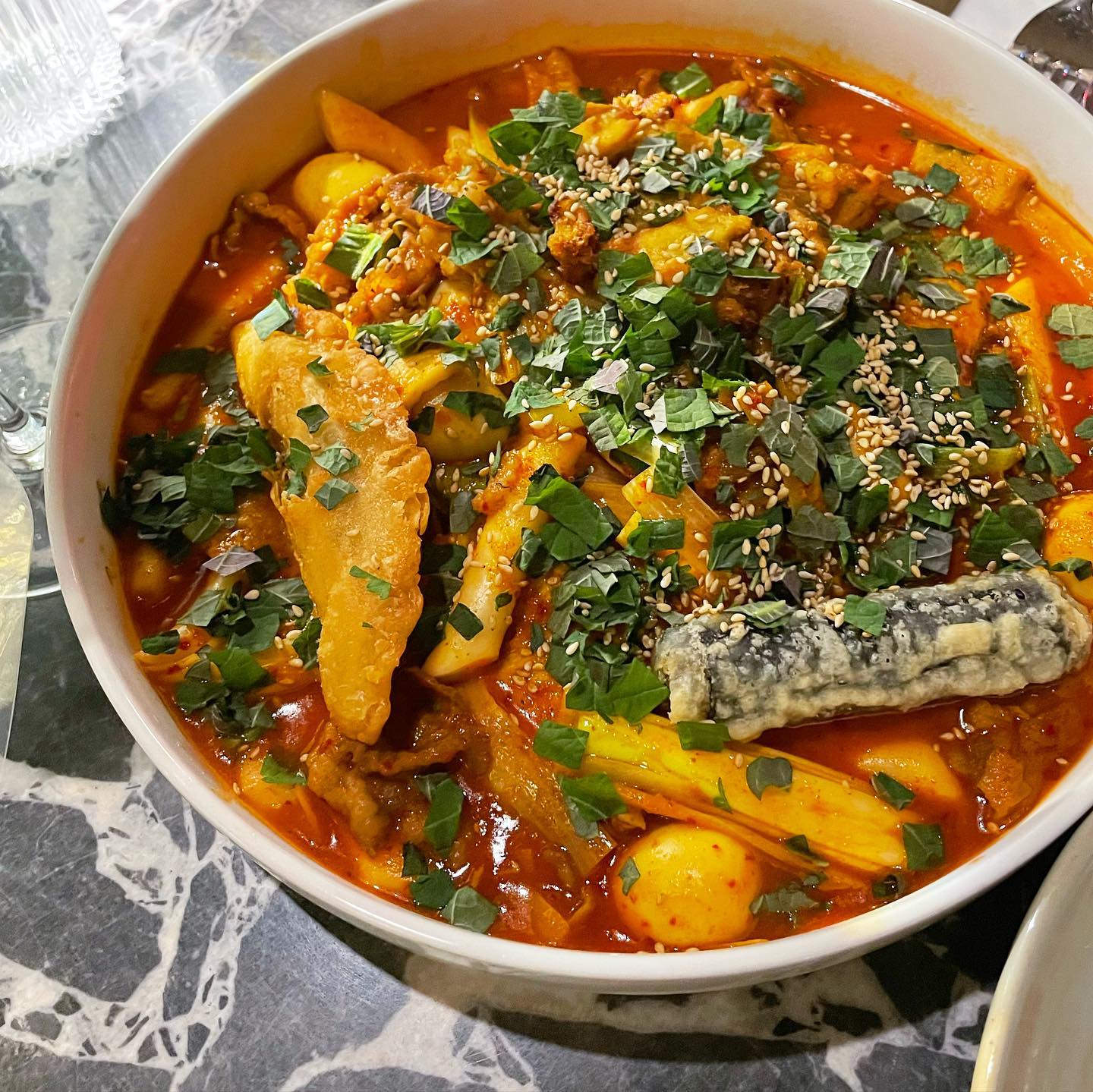 📍스케줄청담 

🍽️: 차돌 대파 떡볶이 2.8 
트러플 크림 마팔디네 3.5

🏠후기: 

-스케줄 가면 떡볶이는 무조건 시키세요…!!! 실패할수가 없어요😵 안에 야끼만두랑 김말이, 계란, 어묵도 들어있어요:) 

-기존에 김치볶음밥도 먹었는데 사진에는 없네요..
김치볶음밥 , 떡볶이 한국인이라면 안좋아할수 없는 
메뉴인거 아시죠?!!🥰❤️

-기념일, 모임,생일파티때 장소로 강추합니다 ! 
무드 있고 테라스쪽 자리도 앉으면 인생샷 남길수 있어요💗