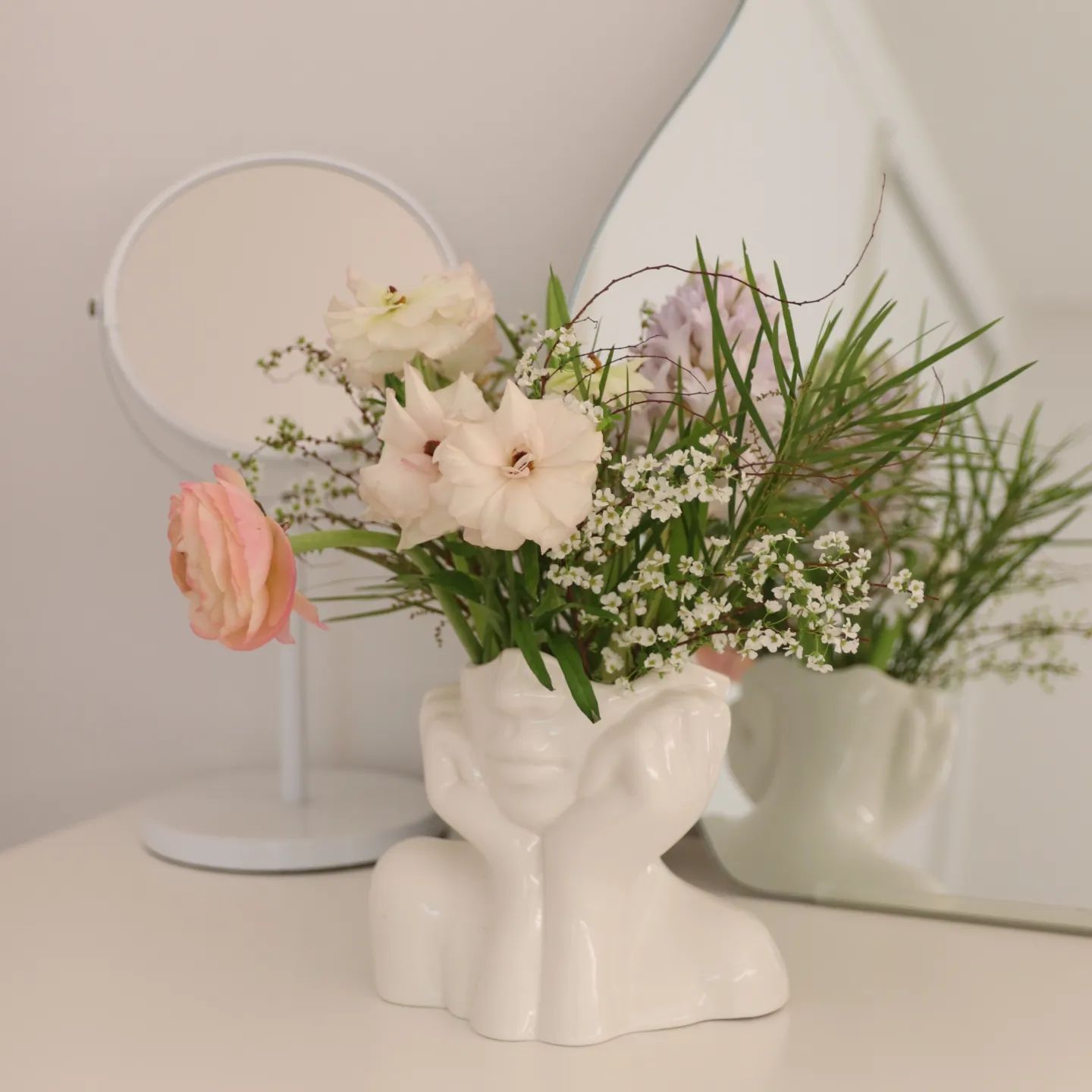 오남친 꽃다발 향이 정말 엄청 좋죠?
집안에 꽃향기가 가득해요~~🌸

처음 왔을때보다 활짝핀 꽃들
이제 서서히 지겠지만 지금을 즐기는중입니다🌸🌸

행복한 주말 보내세요~!!

#오하우스시즌8 #주말 #침실 #화장대 #꽃 #우리집 #오늘의집 #일상 #오늘의기록