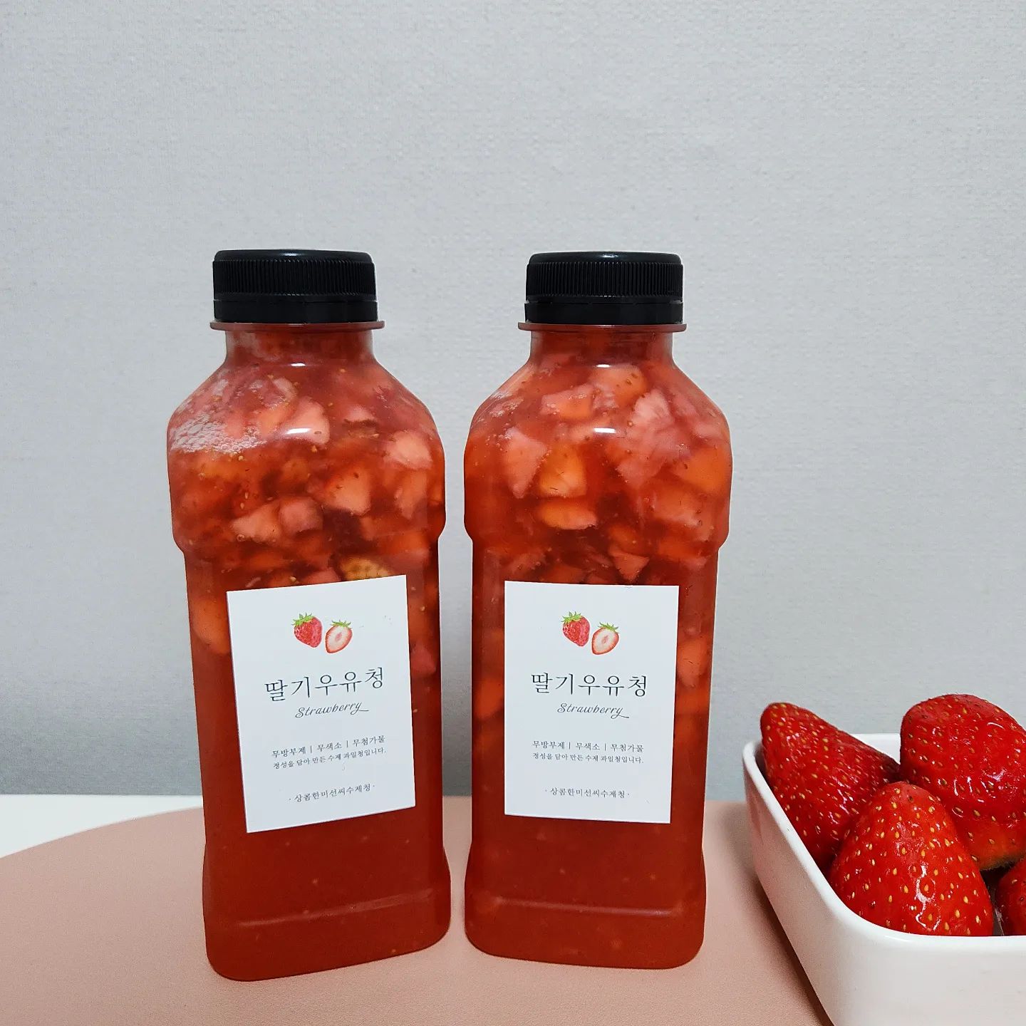 #협찬 #상콤한미선씨수제청  ❛ ڡ ❛ 
#수제딸기청

생딸기를 듬뿍 넣고 100% 핸드메이드로 제작하는 수제청이에요◡̈

설탕의 함량은 적고 딸기의 함량이 매우 높아 과하지 않은 당도에 새콤달콤한 딸기 본연의 맛까지 잘 느껴져서 좋더라구요‼️

우유에 딸기청을 넣고 섞어주기만 하면 맛있는 딸기라떼 완성❤️
요즘 출근전에 호다닥 딸기라떼 만들어서 회사에 들고 가서 마시는데 피로가 싹 가시는 맛이에요 ㅋㅋ

꾸덕한 그릭요거트 위에도 올려먹어봤는데요~.~ 새콤달콤한 딸기 과육이 씹히면서 그릭요거트랑 넘 잘 어울리고 맛있었어요(୨୧ ❛ᴗ❛)✧ 

무방부제, 무색소, 무첨가물로 건강까지 신경쓴 수제딸기청!! 답례품이나 선물용으로도 너무 좋겠됴?(๑ơ₃ơ)♥

.
#수제청선물 #딸기청 #수제딸기청 #수제청만들기 #수제청 #수제청문의 #답례품 #수제청답례품 #답례품추천 #부모님선물 #과일청선물 #과일청판매 #홈카페 #스토리앤체험단 #스토리앤