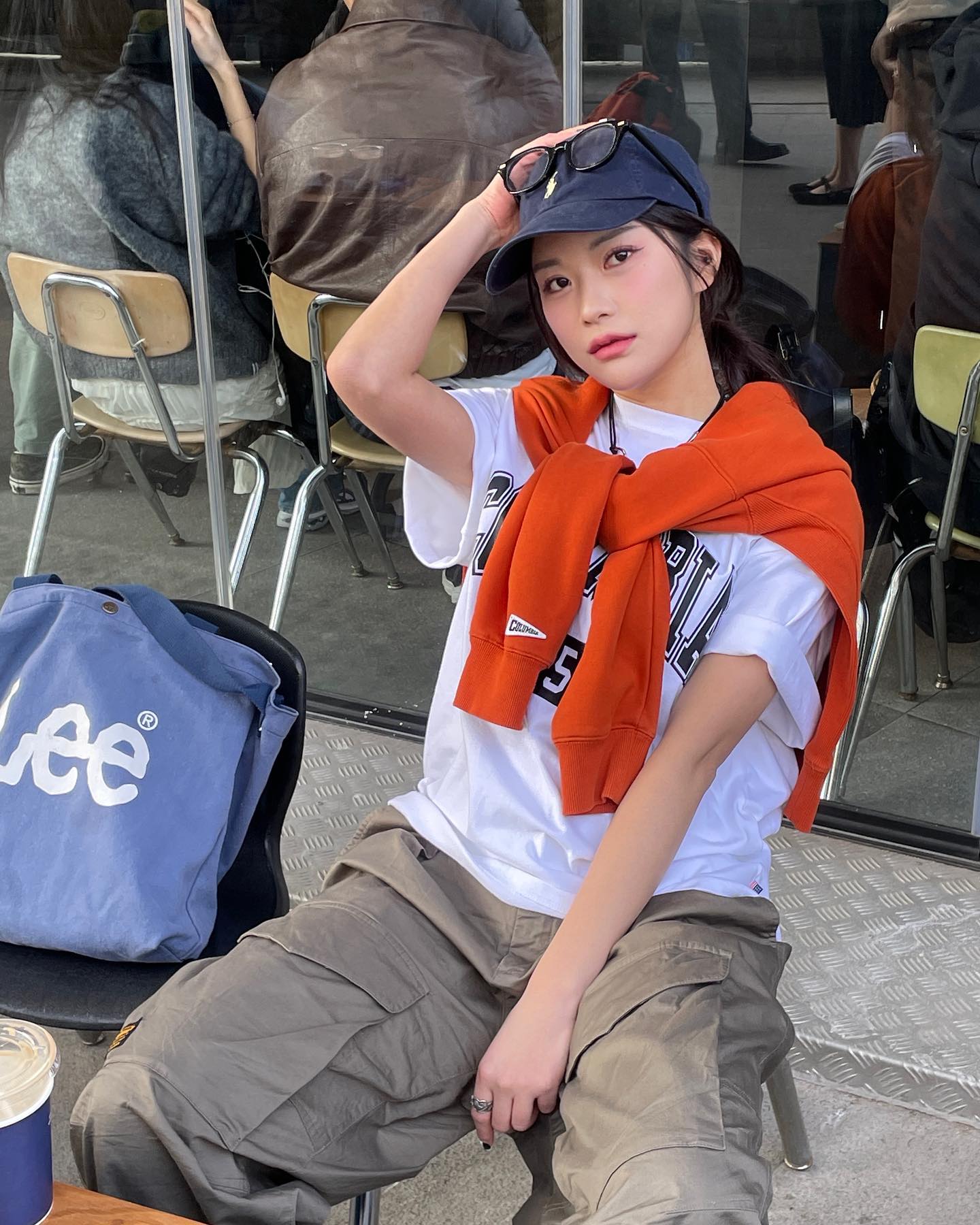 #협찬 #광고 

🙋🏼‍♀️시티보이룩, 아메카지 어떻게 입어요? 

=🧡💚 주황 + 카키의 조합으로 !  columbiauniv_official 

𝕋𝕚𝕡. 낮에는 스웻셔츠를 가디건처럼 걸치고, 밤에는 추우니까 입어주기

☑️ 큰 포켓이 앞에 달린 카고 팬츠 ! 👖

📍 와이드핏 + 벌룬팬츠 느낌으로 노란라벨포인트까지
📍앉았을 때 슬쩍 보이는 저 노란 라벨이 마지막 간지..🙊

☑️ ℂ𝕆𝕃𝕌𝕄𝔹𝕀𝔸 𝟙𝟟𝟝𝟜 빅로고 + 루즈핏 티셔츠👚
📍무난한 룩에도 포인트 ! 팔 소매는 2번 접는 국룰

#콜롬비아유니버시티#columbiauniversity 

#캐주얼룩 #시티보이룩#아메카지#아메카지룩#여자코디 #카고팬츠#로고티셔츠#무신사#스웻셔츠코디 

 #개강룩추천#여자데일리룩#스트릿룩#y2k#젠더리스룩 #블록코어룩#ootd#dailylook#을지로카페#볼캡코디#fashion#챔프커피3작업실#좋아요반사#좋튀#첫줄반사#맞팔#여자데일리룩#봄코디