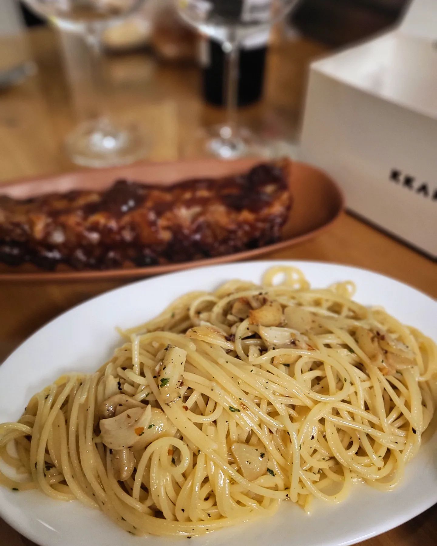 .
육퇴후 맛있는음식과 오늘은 더글로리!

어제는 맥주 오늘은 와인 부어라마셔라

#먹스타그램 #술스타그램 #알리오올리오 #알료올료 #중독 #사랑 #배부르고졸리다