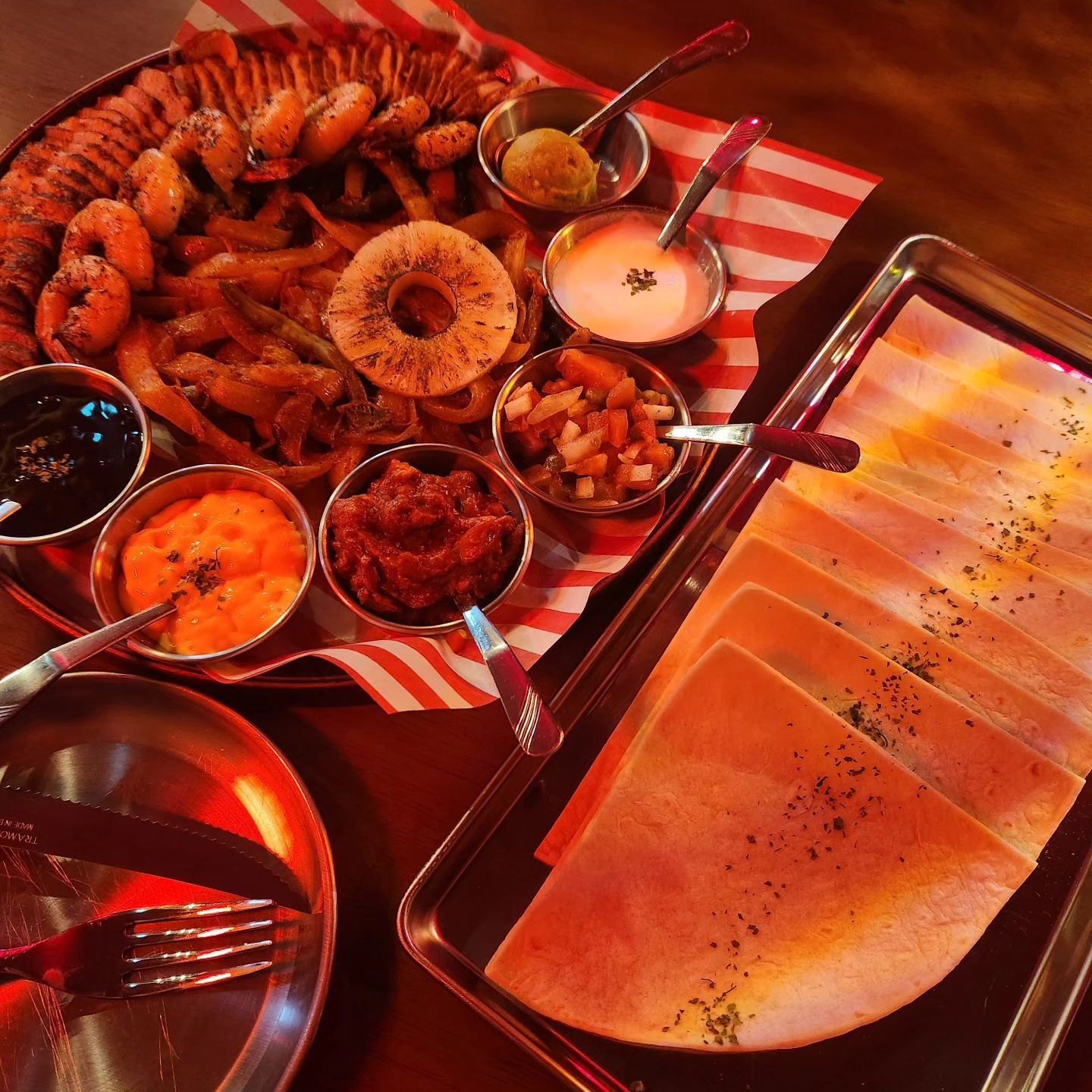 #미사술집 #미사역맛집 

미사역쪽에 있는 멕시칸술집 칸스!
언니랑 멕시코식 삼합 파히타 먹었는데 고기도 많고 새우도 많고 마시따😁
6가지 수제소스도 너무 잘 어울리고 분위기도 힙함😊
다음엔 타코 먹으러 올게여😋