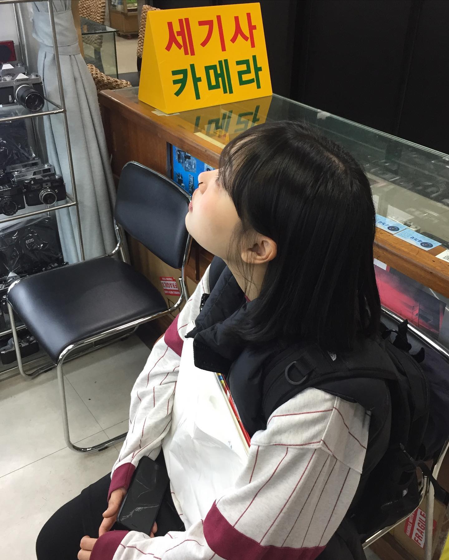 “멀리서도 여기까지 오는 젊은이들이 있어요”
“저희도 엄청 멀리서 왔어요 목포요”

목포에서 왔다는 우리 말에 세기사 카메라 사장님의 눈빛이 바뀌었다 그는 냉장고에서 비타오백을 꺼내주었다 수많은 상가 중 들어간 딱 한 곳에서 동향인을 만나다니 신기하다 60년대 무려 12시간 걸려 상경했고 그때 난생처음 땅 위를 누비는 전차를 봤다는 할아버지 말이 참 재밌었다 몇 달 전 상경 후 처음 목포를 여행한 후 그는 3주 내내 꿈속에서 목포를 다녀왔다고 했다 그 말을 하던 할아버지 눈빛이 아직도 선명하다 뭐랄까 처음 보는 어른의 눈빛이었다 나도 언젠간 목포를 그 눈빛으로 바라보려나
