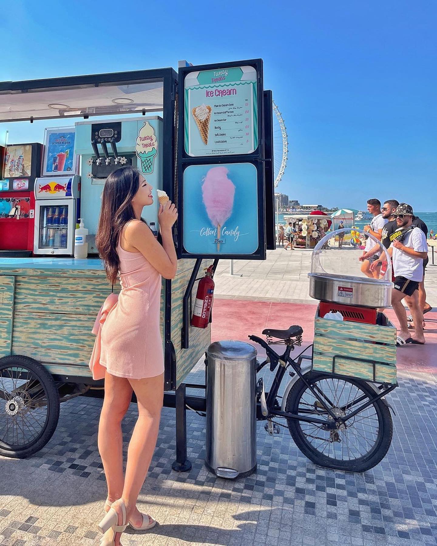 .
U want some Ice-cream too?🍦

두바이 마리나 비치에는 예쁜 가게들이 많아요❤️ 
가판에서 사먹는 아이스크림으로 두바이의 햇살을 이겨내보세요☀️

#두바이도갱이 

#두바이 #두바이여행 #dubai #마리나비치 #두바이마리나비치 #marinabeach #marinabeachdubai