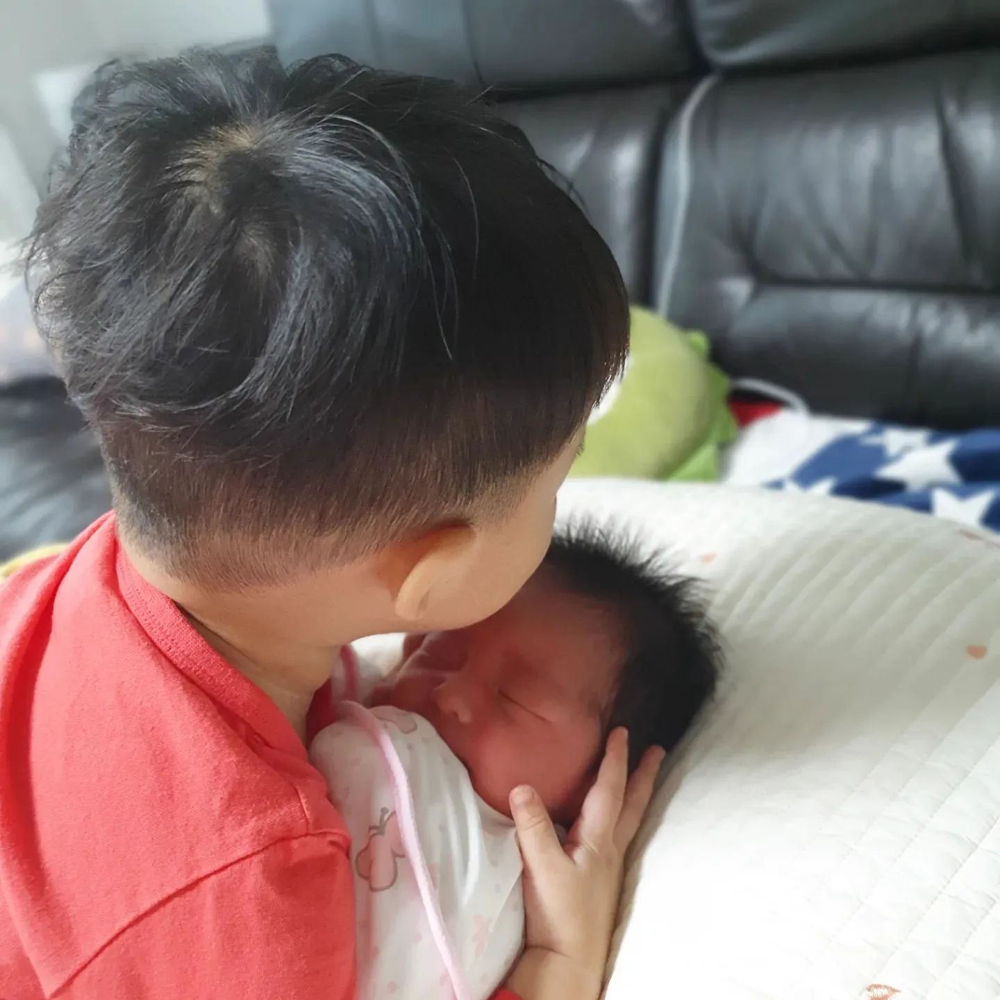 ❤이쁜 내새꾸들❤

쪼꼬미 정이든이 언제 이렇게 커서는
동생 이쁘다고 안아주고 뽀뽀해주고
아가야 울어~ 하면서 알려주고☺

질투도 하기 시작하면서 괜히 어리광
부리는모습이 짠하면서 사랑스럽고
미안해서 요즘 감기때매 못놀아줬는데
언능 다 나아서 울 아가들 더 재미잇게
놀아줄께๑>ᴗ<๑