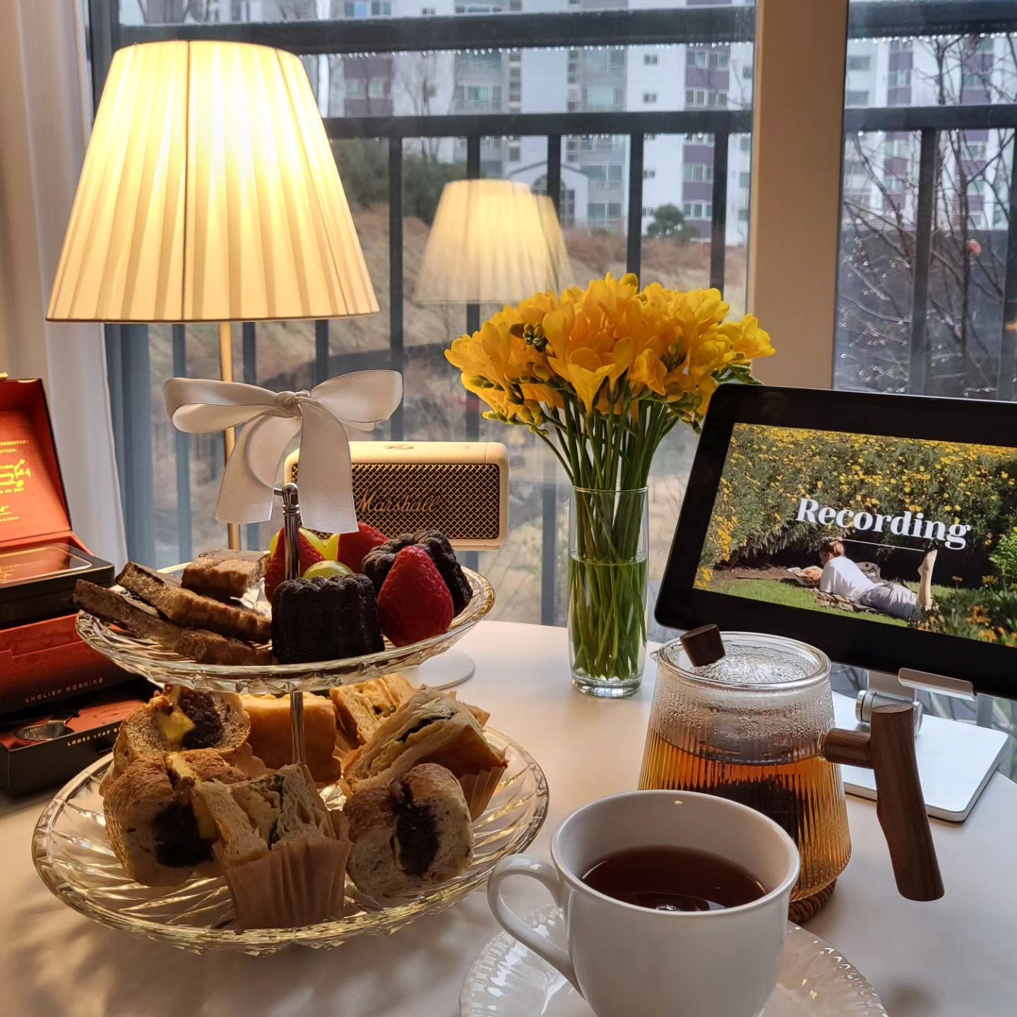 ☕️ Sunday Brunch 🥪
.
.
.
어젠 봄 햇살이 좋길래 오늘 브런치 먹으려고
밤에 창문까지 빡빡 닦아놨는데.....
비와서 흐린거 뭐야 🌧
.
.
브런치 먹고 싶어도 밖은 안나가고 웃긴다 ㅋㅋㅋ
집순이표 홈메이드 애프터눈티세트.......
.
.
.
.
#아우어베이커리 #애프터눈티세트 #일요일브런치 #빨미까레 #까눌레 #앙버터 #홈브런치🍴 #홈애프터눈티☕️ #홈카페 #집에서놀기🏠 #집순이티남