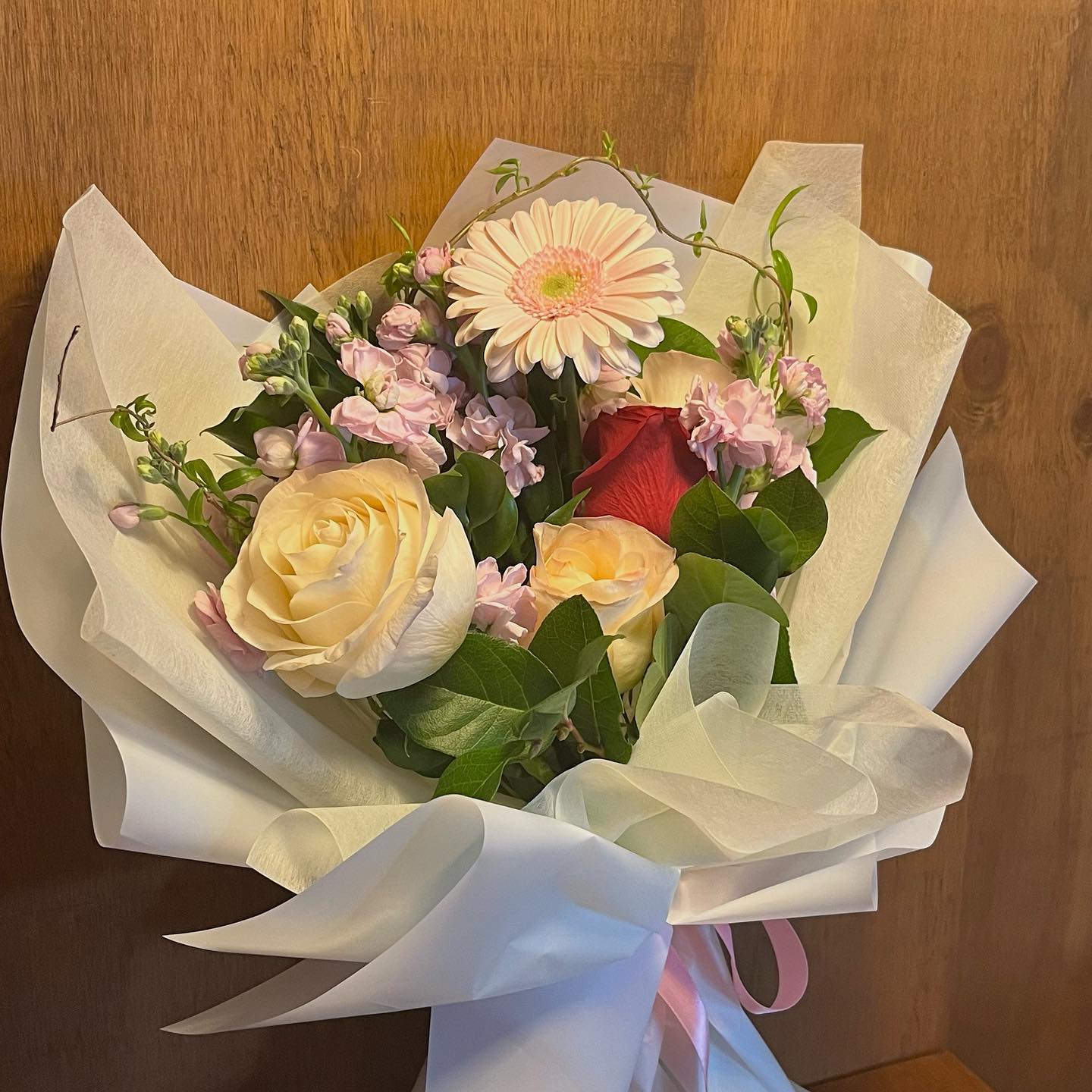 또 뒤늦은,,, 백일 사진들♡︎ 예찬이가 인생 처음으로 사봤다는 꽃다발💐 등 뒤에 숨기고있을때 어찌나 귀엽던지.. 물론 내가 준 편지 읽고 우는 찬이가 제일 졸귀~ 앞으로도 그런 순수하고 예쁜마음으로 쭈욱 잘 만납시다아 킼 알랍유
#백일 #럽스타그램 #꽃다발 #연하남 #손편지 #감성 #브런치 #카페