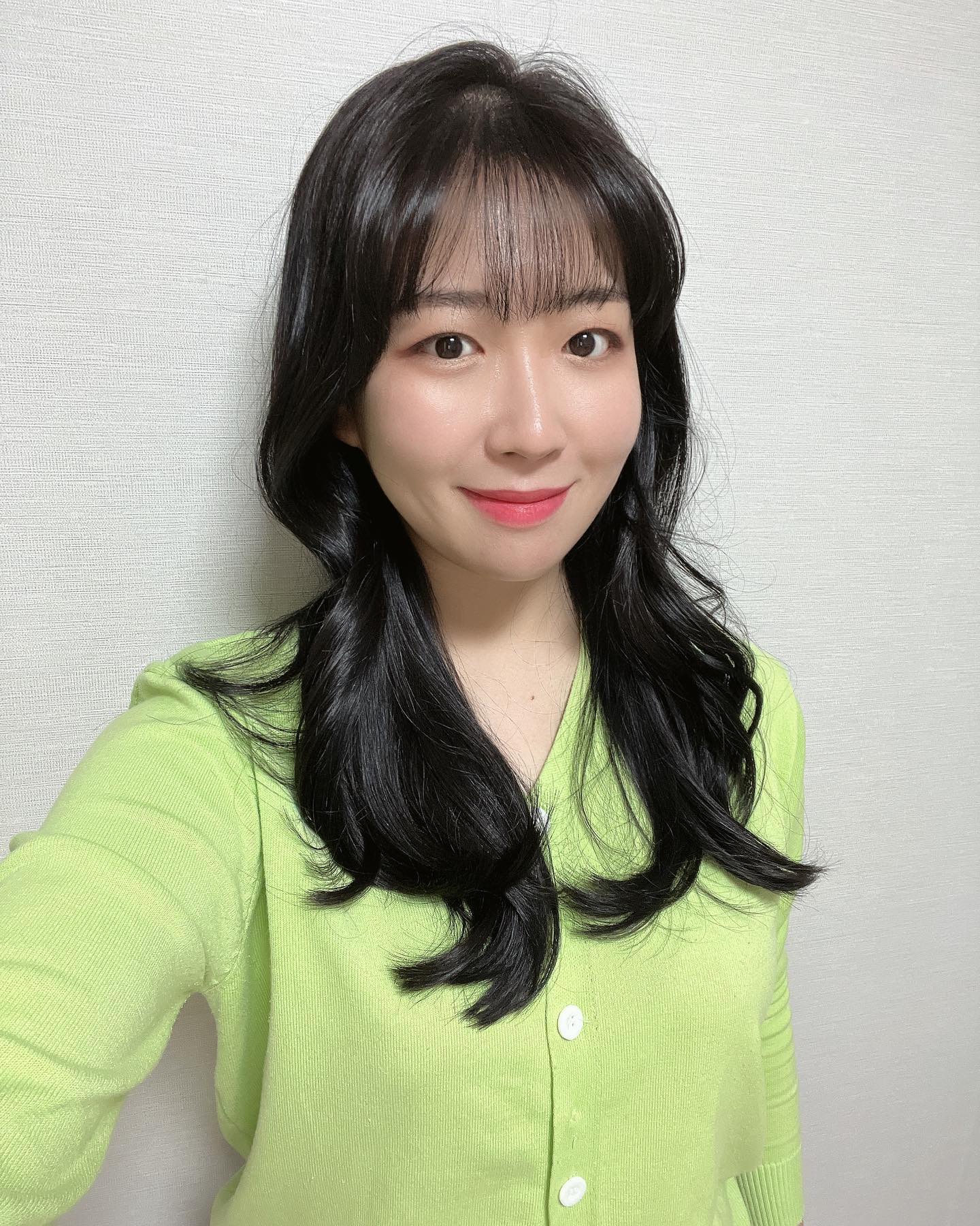 #협찬 

염색맛집 찾아따😍

다가오는 봄을 맞이해서 
얼룩덜룩 머리에게도 기분전환 시켜주기!!
톤다운이라고 다 같은 톤다운이 아니라는거 알고 계셨나여?
블랙인거같지만 퍼플브라운 색이라는거💜💜

얼굴톤에 맞게 세세한 색조합까지 신경써주시는 금손 민솔쌤👍🏻

다른직원분들도 엄청 친절하시고 매장도 깔끔그잡채🤭

자세한 후기는 블로그에 남겨놨으니 놀러오세용🫶🏻

a.noi_minsol 

#에이노이둔산점 
위치 : 대전 서구 둔산동 1112번지 효안과빌딩 2층
영업시간 : 10:00-22:00(주말은 20:00까지)
주차장까지 있으니 다들 네이버예약하러 갑시다아🙌🏻
