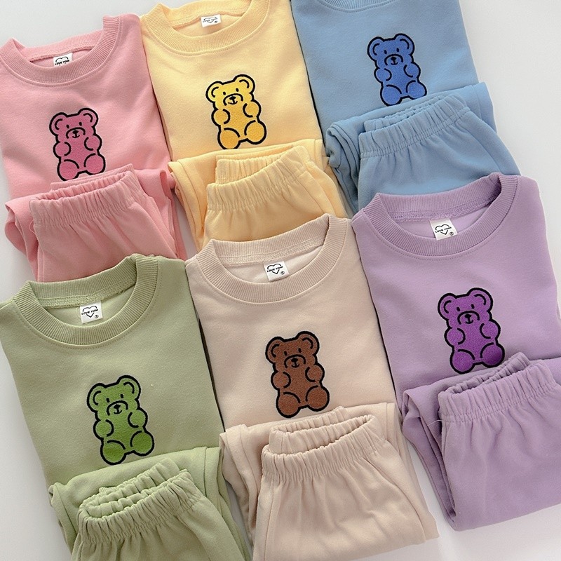 [공구] 🐻 젤리곰자수, 무지상하복 OPEN

특양면 원단으로 안감 보들보들하고 신축성도 적당히 있어 
입고 벗기 편하고 활동성까지 좋은 상하복이에요. 
넥시보리까지 탄탄해서 퀄리티는 보자마자 반하게 되죠^^ 
봄부터 초여름까지 입어도 될만큼 원단 얇은 편으로 가을까지 입기 좋은 컬러감입니다.
젤리곰은 자수로 보기만해도 말랑말랑해지는 귀여움이 가득해요🥰

디자인 무지와 젤리곰자수 두 가지 중 선택가능하세요! 
사이즈 5호부터 13호까지 나오고요. 
색상 총 6가지로 무드한 색감이 너무 예뻐요^^
건조기 사용하시는 분들은 줄어듬 있을 수 있으니 사이즈 업을 추천드려요! 

ෆ 구매는 yulyeon_mom 프로필링크 공구몰 클릭
ෆ 문의는 네이버 톡톡 or 카카오톡 오픈챗