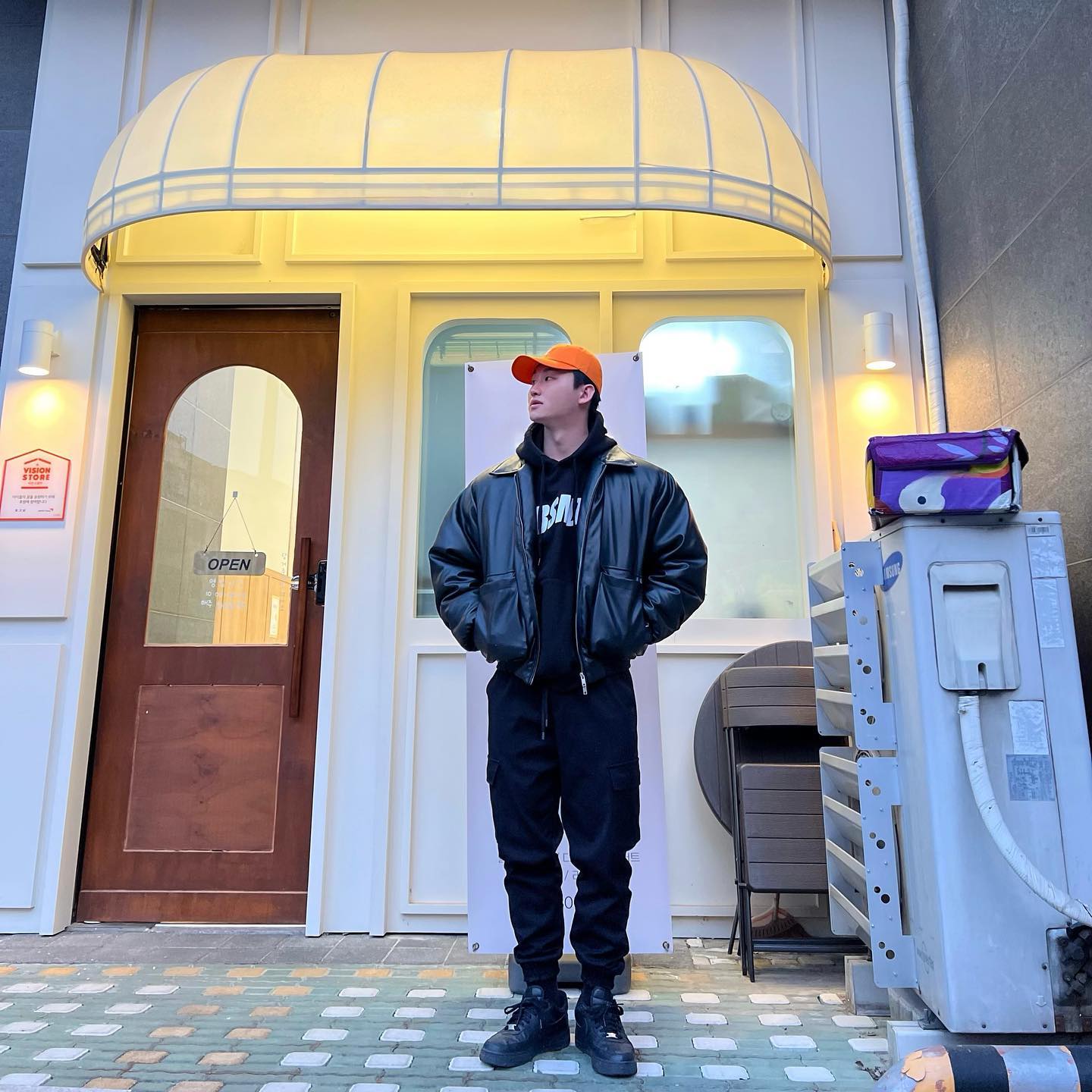#제품협찬 🤔입을 옷 없을 때는 무채색에 포인트 컬러 한 방울~💧
.
.
.
최근에 제가 많이 착용하는 🧢모자를 소개하려고 합니다! 
바로 ‘바잘(varzar.official varzar.official_daily varzar.official_jp)’ 브랜드의 ‘모노그램 소프트 오버핏 볼캡‘ 입니다! 

🧢볼캡을 볼 때 항상 🌈컬러와 🙆‍♂️쉐잎을 많이 보는데 다양한 두상에도 잘 맞는 핏이고 컬러도 다양해서 🙅‍♂️호불호 없이 자신의 스타일링에 맞게 코디할 서 있어서 추천합니다~👍
.
.
.
.
#바잘 #varzar #모자 #바잘모자 #버킷햇 #바잘버킷햇 #데일리룩 #연예인모자 #모자코디 #버킷햇코디 #스트릿패션 #패션스타그램 #페미닌룩 #ootd #스트릿스타일 #패션아이템 #남자데일리룩 #남자코디룩 #남자코디추천 #데일리룩추천 #데일리룩그램 #오오티디패션 #오늘코디 #일상코디 #오늘뭐입지