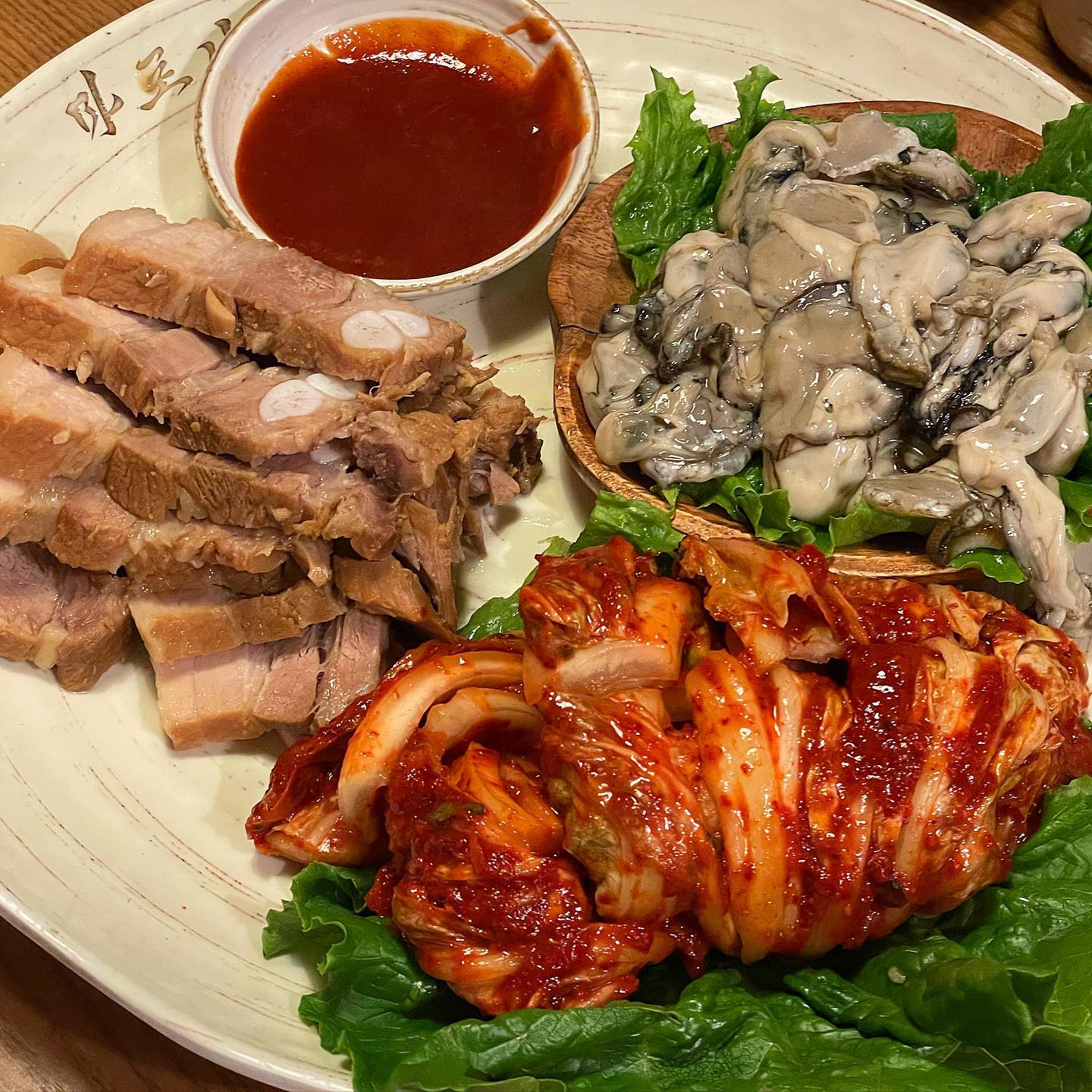 #마포맛집 #공덕맛집 #마포나루 

매장이 커서 #단체모임 장소로 손색이 없는 곳이에요.

가격은 조금 있지만, 주점답게 외관도 한옥스럽고 막걸리도 술술 들어가는 안주로 구성되어있어요.

주문은 태블릿메뉴여서 간편하게 주문 가능합니다.

시그니처인 닭찜은 기본적으로 음식이 나오는데까지 시간이 걸려서 미리 주문하면 좋을 것 같고, 양념이 감칠맛나서 공기밥 넣어 싹싹 긁어먹고 싶은 맛이였어요! 

육회는 냉동이라 조금 아쉽긴했지만
전반적으로 맛있게 먹을 수 있는 #안주맛집 입니다.

📍 서울 마포구 마포대로 68 마포아크로타워 지하 1층
⏰ 11am~10pm (일요일 휴무)
 14:30~16:30 브레이크 타임
⭐️ 4.7(5) 재방문 의사 ⭕️

#메이_마포맛집

#마포술집 #공덕술집 #회식장소추천 #서울맛집 #서울술집 #육회 #해물파전 #보쌈맛집 #닭찜 #맛집 #먹스타