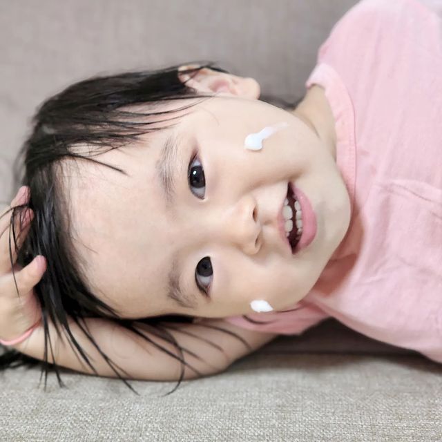 소랑소랑가득한 소랑이네 💕 on Instagram: "요즘 날씨는 더운데 아가들은 자꾸 밖에 나가자고 그러죠?소랑이두요😥 아가들은 열도 많은데다 열심히 놀다보면 볼이 빨개져서는 안쓰럽기도하
