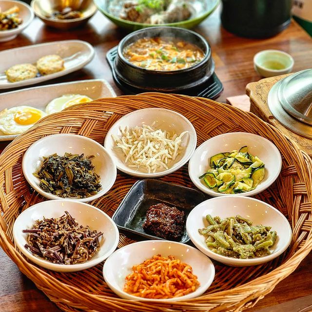 소랑소랑가득한 소랑이네 💕 on Instagram: "다들 보리밥 좋아하시나요🍚 전 오랜만에 정말 맛있는 한식 먹었어요😆 반찬도 정갈하고 맛도 좋아서 밥을 두 그릇이나 먹었네요😊 소랑이도 너