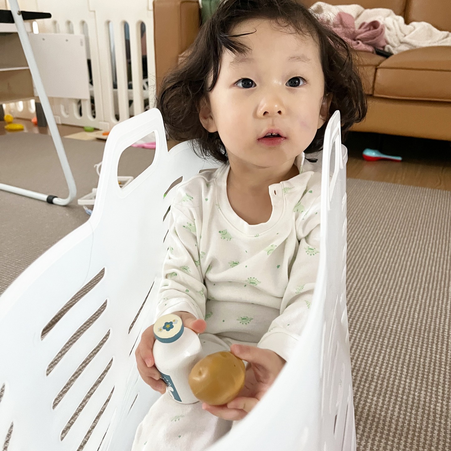 아빠 운동까지 신경써주는 놀이
빨래바구니에 들어가기 😅

#쥐띠아기🐭 #쥐띠아기일상 #놀이육아 
#집콕놀이템 #곱슬머리아기 #주말육아그램 
#무쌍아기 #육아일기장 #아기성장기록 
#20년생아기