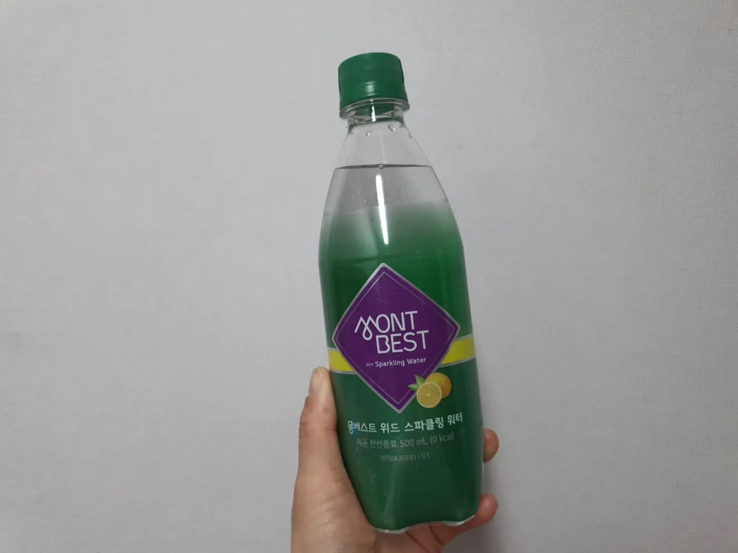 #할인구매 montbest #몽베스트 #몽베스트위드스파클링워터
.
.
평소에도 탄산음료 대신 탄산수를 즐겨마시는데..
그렇기때문에 탄산강도가 강한것을 좋아해요~
몽베스트 스파클링워터는 탄산이 강하면서도 목넘김은 부드럽고 레몬향이 거슬리지않아서 좋아요
.
.
.
.
.
.
.
#탄산수레몬 #몽베스트탄산수 #montbest #맛집 #몽마를땐 #프리미엄탄산수 #제로칼로리 #탄산수 #육아 #경험 #음료스타그램 #DreamYourDreamz
