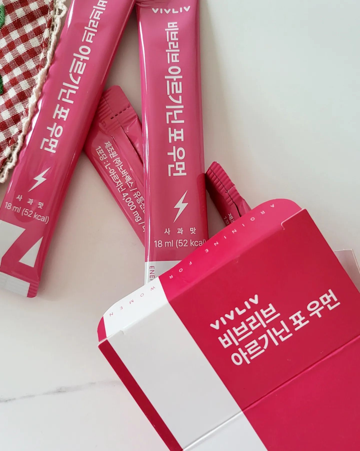요즘 운동할 때 먹고있는 #비브리브 아르기닌 포 우먼! 🍎
저는 평소에도 비브리브제품을 애용하며 꼬박꼬밥, 에이컷 등 먹는데요.

이번에 나온 아르기닌 포 우먼은 한박스에 15포의 구성으로 되어있고, 18ml이고 52kal에요!

비브리브 아르기닌은 사과맛으로 구성되어있고 휴대하기 편해서 가지고 다니며 먹기 좋아요❤️

한포에 하루 적정 아르기닌과 타우린, 구연산, 마린콜라겐 펩타이드, 히알루론산, 이너뷰티까지 고려한 배합으로 되어있어요. 

​운동하시는 분들이라면 아시겠지만 아르기닌 제품은 운동 전에 섭취를 하면 효율을 높일 수 있어서 강추👍
.
.
.
#제품제공 #체험단 #비브리브아르기닌 #심으뜸 #심으뜸아르기닌 #힙으뜸 #운동필수템 #운동하는여자 #러닝