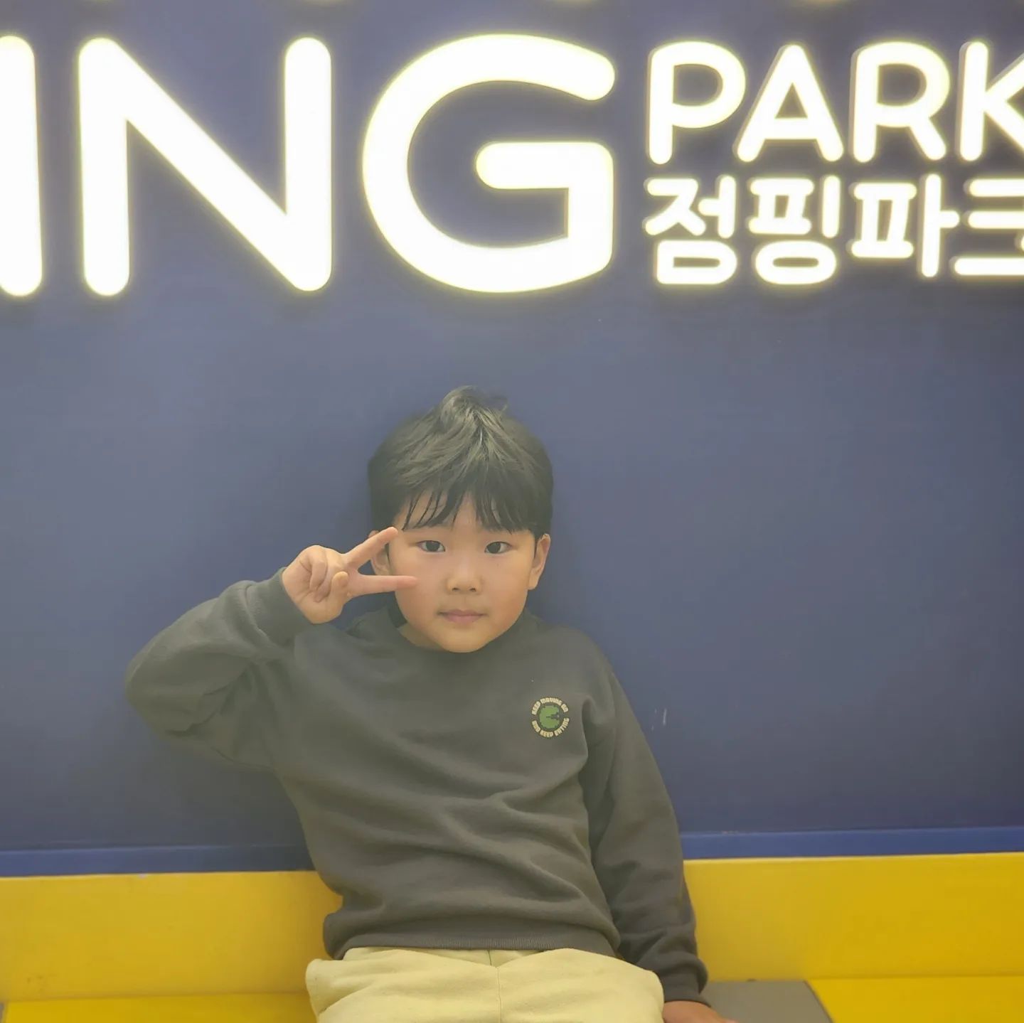 🌈
같은 반 남자친구들 넷과 함께 점핑파크😀

등교할 땐 친구들이랑 같이 가라니까  엄마 손을 안놓으려 하더니 막상 놀러 가니 친구들과 노느라 오지도 않음ㅋㅋㅋ
다섯이서 트러블 하나 없이 둥글둥글 잘 놀아줘서
덕분에 엄마들끼리 너무 편하게 놀았다☺️

처음 티타임에 아들맘들만 남아서 급 금욜 점핑파크 약속 잡아서 다녀왔는데 엄마들도 아들들도 너무 만족스러웠던 모임.

이래놓고 오늘 등교할때 또 어색해 한 너희들은 대쳌ㅋㅋㅋ

워킹맘이라고 배려해주시고 출근땜에 하교때 못가니 사진이랑 동영상도 찍어주시구..
어차피 같이 가면 되니 등교시간 맞춰서 나오라고 하시구..자연스럽게 우리아이까지 챙겨주시니 넘 고맙다.

엄마들도 성격 넘 좋고 다들 넘 재밌고 좋은분들이라 넘 좋다 ㅠㅠ

워킹맘이라 자주 보긴 쉽지 않지만 
아이도 엄마도 쭉 오래 갈 수 있길 ☺️

#초등맘 #1학년 #학부모 #1학년아들 #아들스타그램 #육아 #육아일상