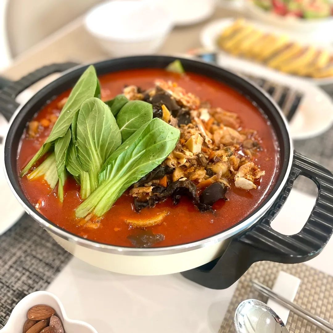 일요일 저녁
신랑이요리사👨‍🍳
.
#중국집 #스타일
짬뽕탕 끓이고 탕수육까지
애들은 짜장밥!
.
거기에 김밥이랑 
요즘 이 시기만 먹을수 있는
쑥버무리 까지!
.
마무리는 #엽떡
#잘먹었다그램