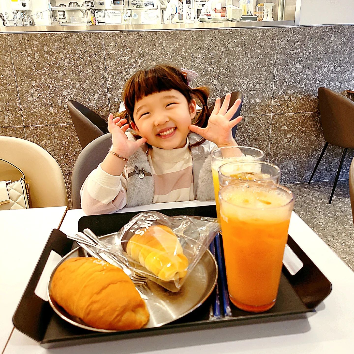 오~  맛있어🥰❤️

 
제주여행 이틀차에 방문한
빽다방베이커리 🥖🍞🌮

커피숍만 알고 있었는데
베이커리를 중점으로 한 곳은 처음 봐서
궁금궁금😏

들어가봤지요 🤭🤭🤭

와~  진짜 자리가 없을 정도로
꽉꽉차서 겨우 자리 잡았어요 ㅎㅎ

소금빵은 아들픽🤍
초코소라빵은 공주픽🤎 
음료는 건강하게 착즙쥬스로🥰

트렌드에 뒷쳐지는 저는..
소금빵을 처음 먹어보았는데요!🙈
(사실 새로운메뉴 시도를 못해요ㅋㅋㅋ💦)

 
아들덕분에 맛봤는데
와~  바삭한 위아래 빵껍질 식감에
속은 부들부들💕
갑자기 소금 한톨 짭짤이의 공격♥️♥️♥️

 
초코소라는 무게감이 남다른 소라빵이었어요!
찐초코가 막 터져 흘러 나오는... 🥹💕

무엇보다 음료 크기가 진짜 커서
넉넉하고 맛나게 신나게 먹었어요😆

빵도 음료도 쥐인짜!
가격이 넘나 착해서 사람이 많았구나
싶었어요😁

 
#제주빽다방빵연구소
#제주빽다방베이커리
#제주카페  #제주디저트카페
#제주빵집  #제주빵집투어
#제주빵집추천  #제주베이커리
#제주베이커리카페  #도남동카페